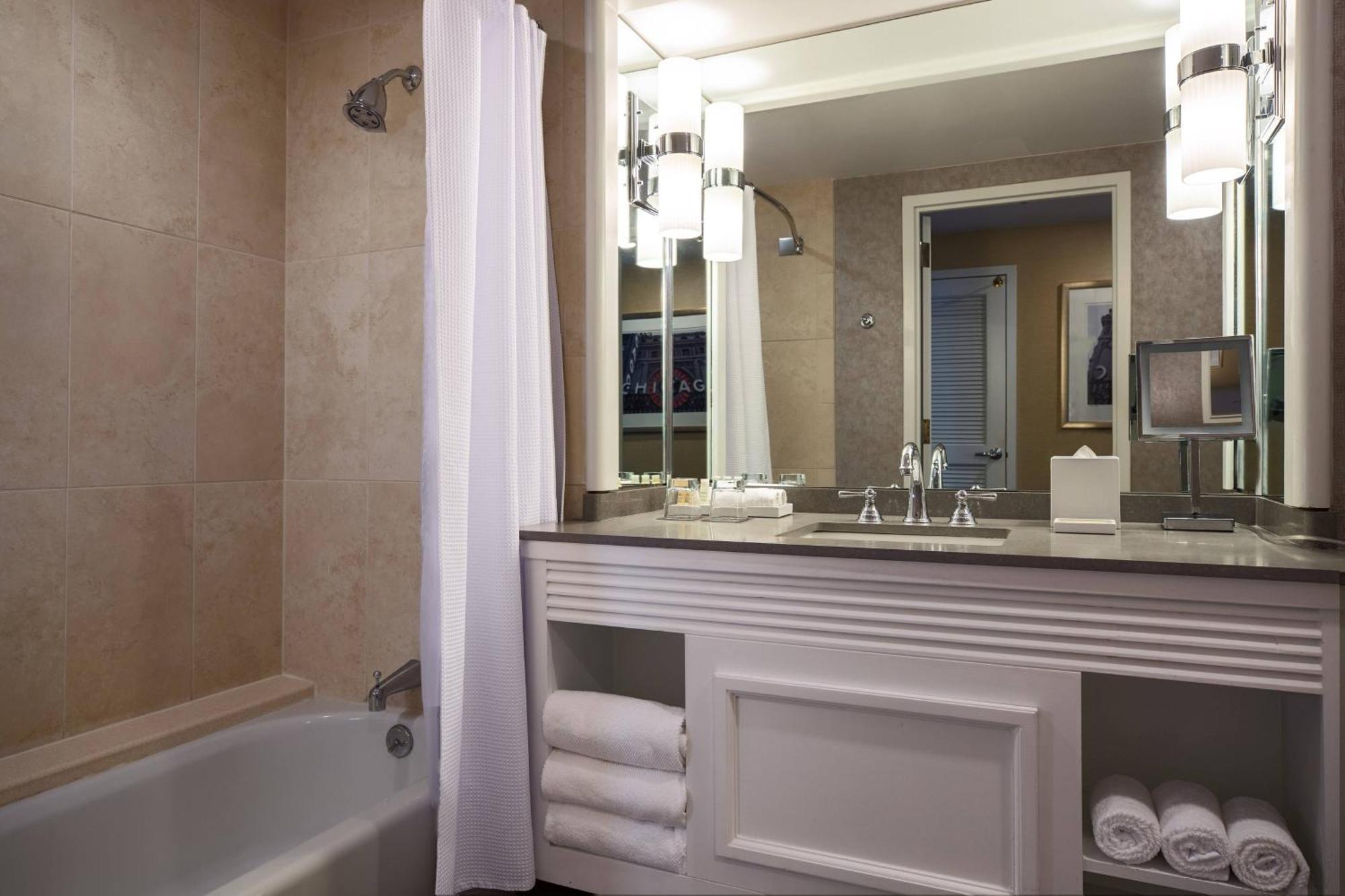 King Room Roll Shower Club Lounge Access Mobility Accessible