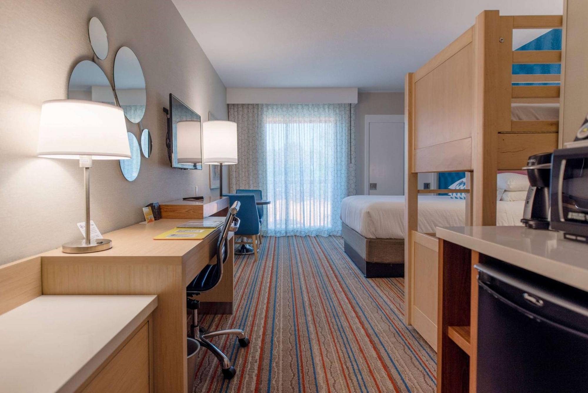 Queen Room Bunk Bed Roll Shower Mobility Access or Non-Smoking Building 1,1699010629:JPEG
