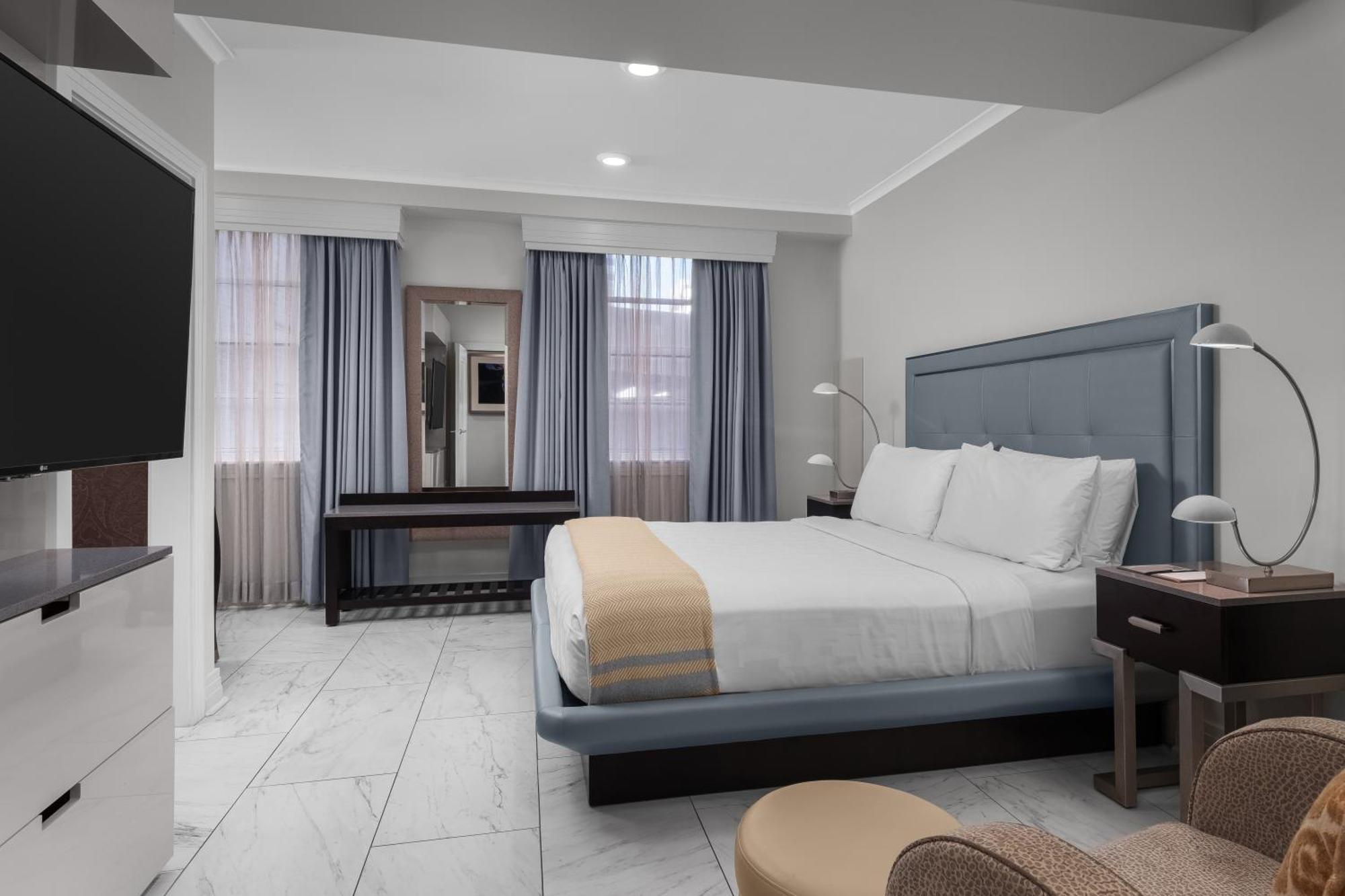 Deluxe Accessible King Room