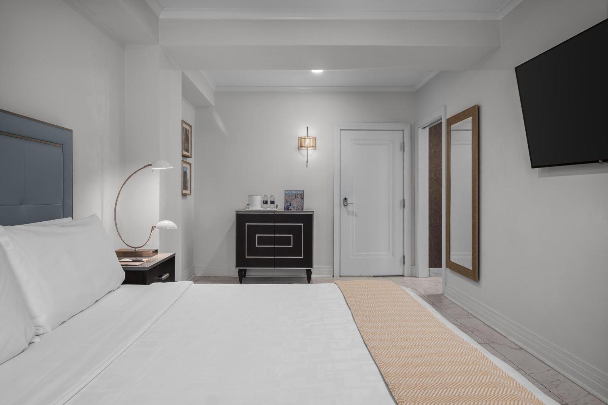 Deluxe Accessible King Room