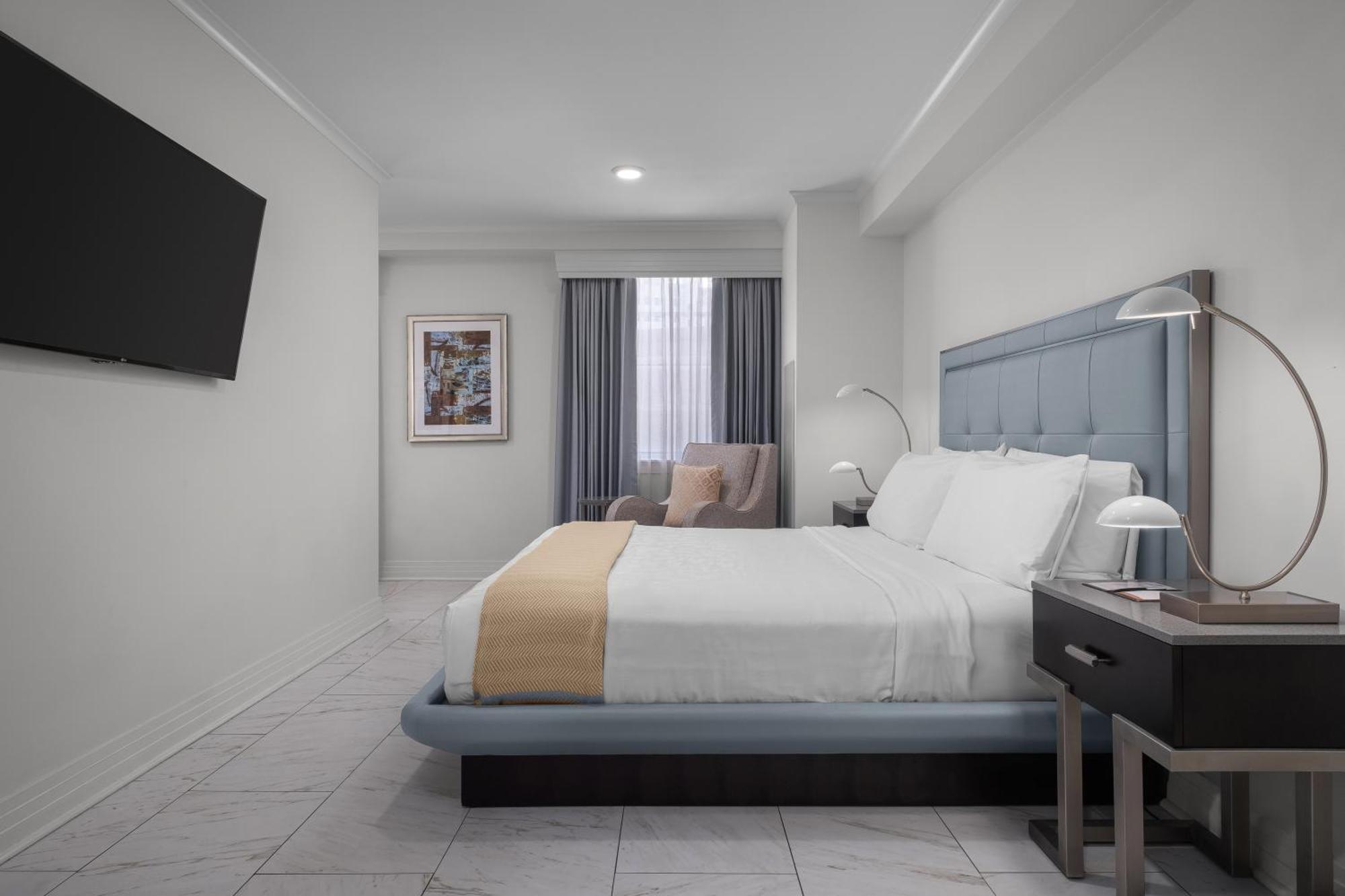 Deluxe Accessible King Room