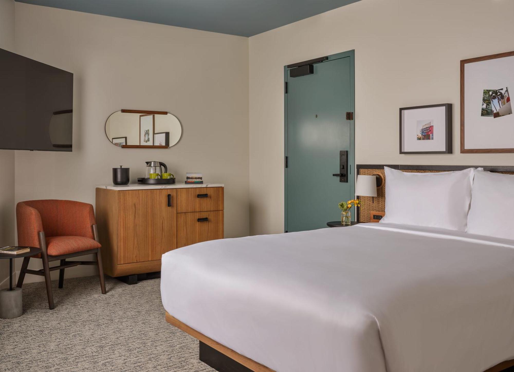 Deluxe Queen Balcony