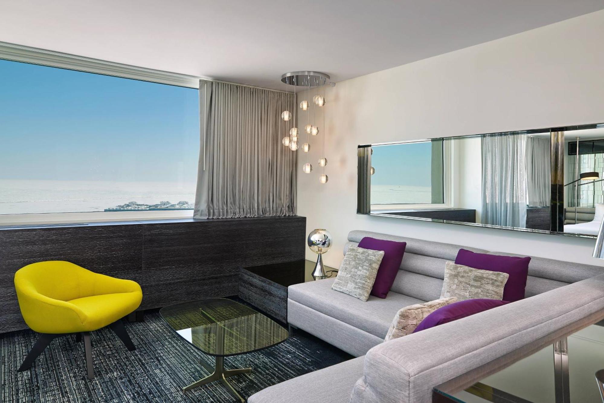 One-Bedroom Suite Two Double Beds Lake View