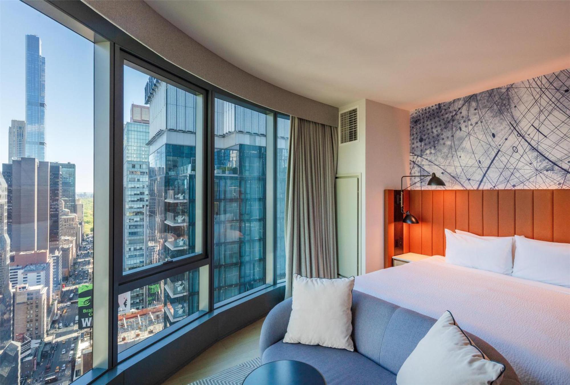 Panoramic Corner King Suite Square View