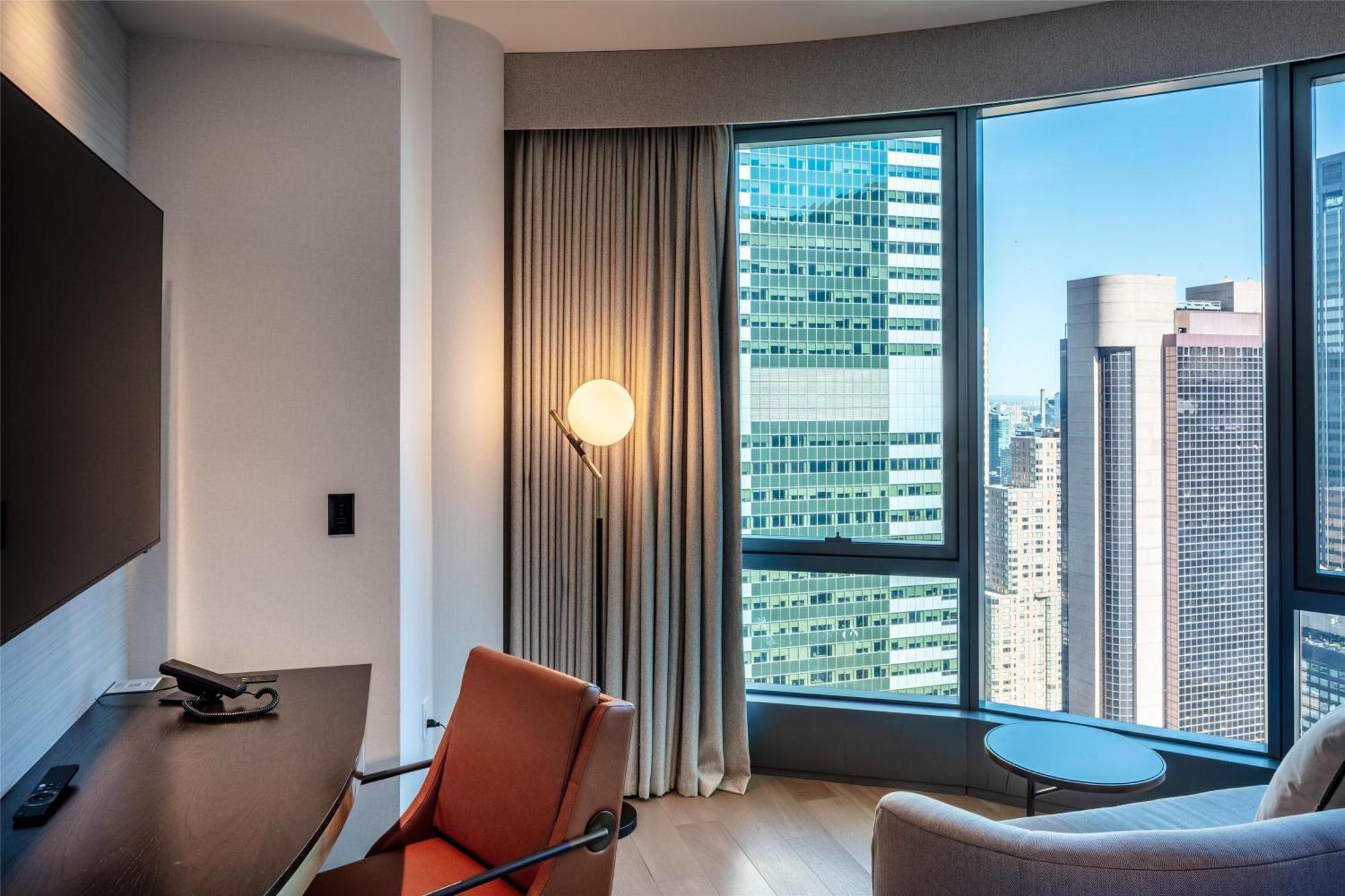 Panoramic Corner King Suite Square View