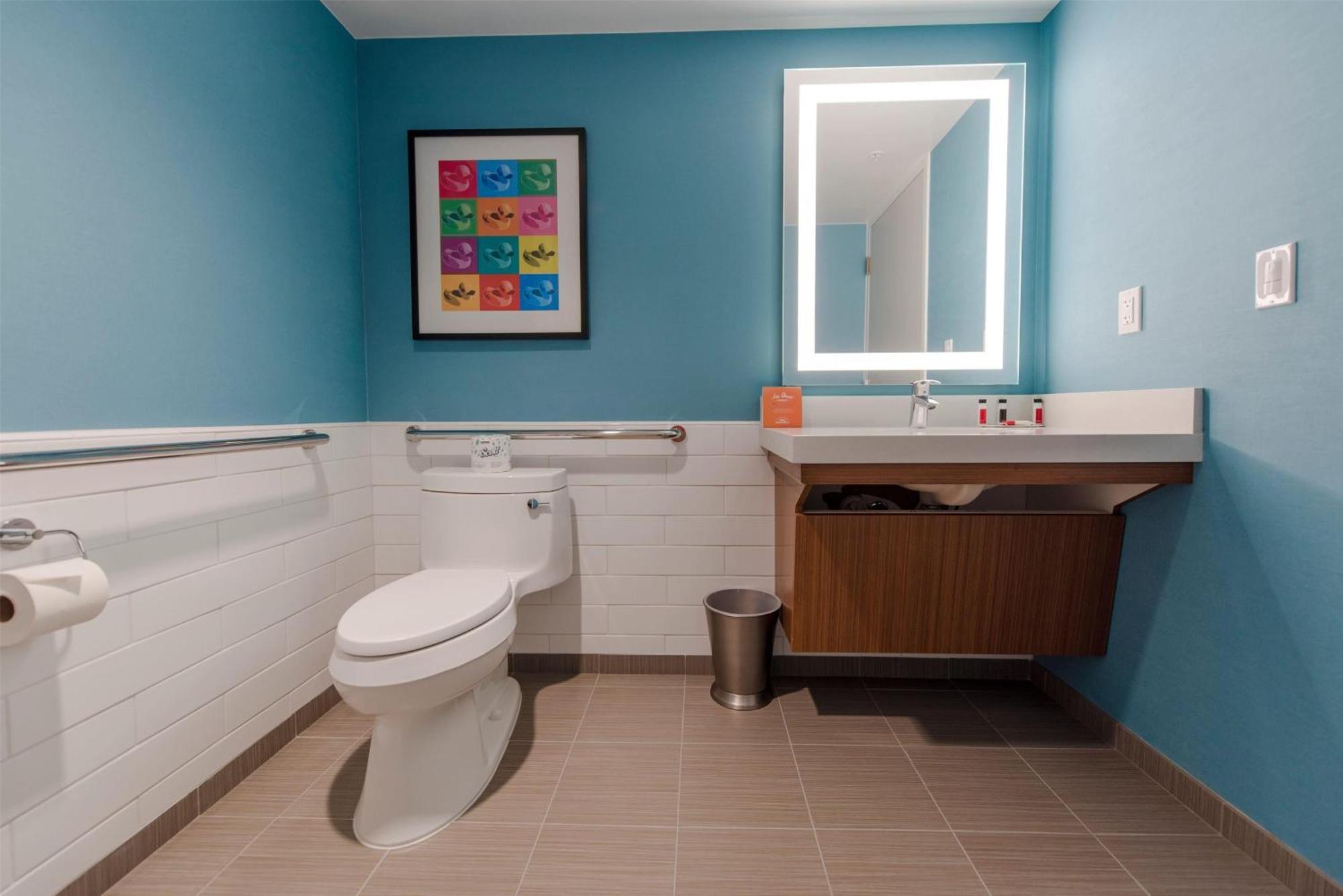 Deluxe Queen Room Roll Shower Mobility Access or Non-Smoking Building 2,1756543781:JPEG