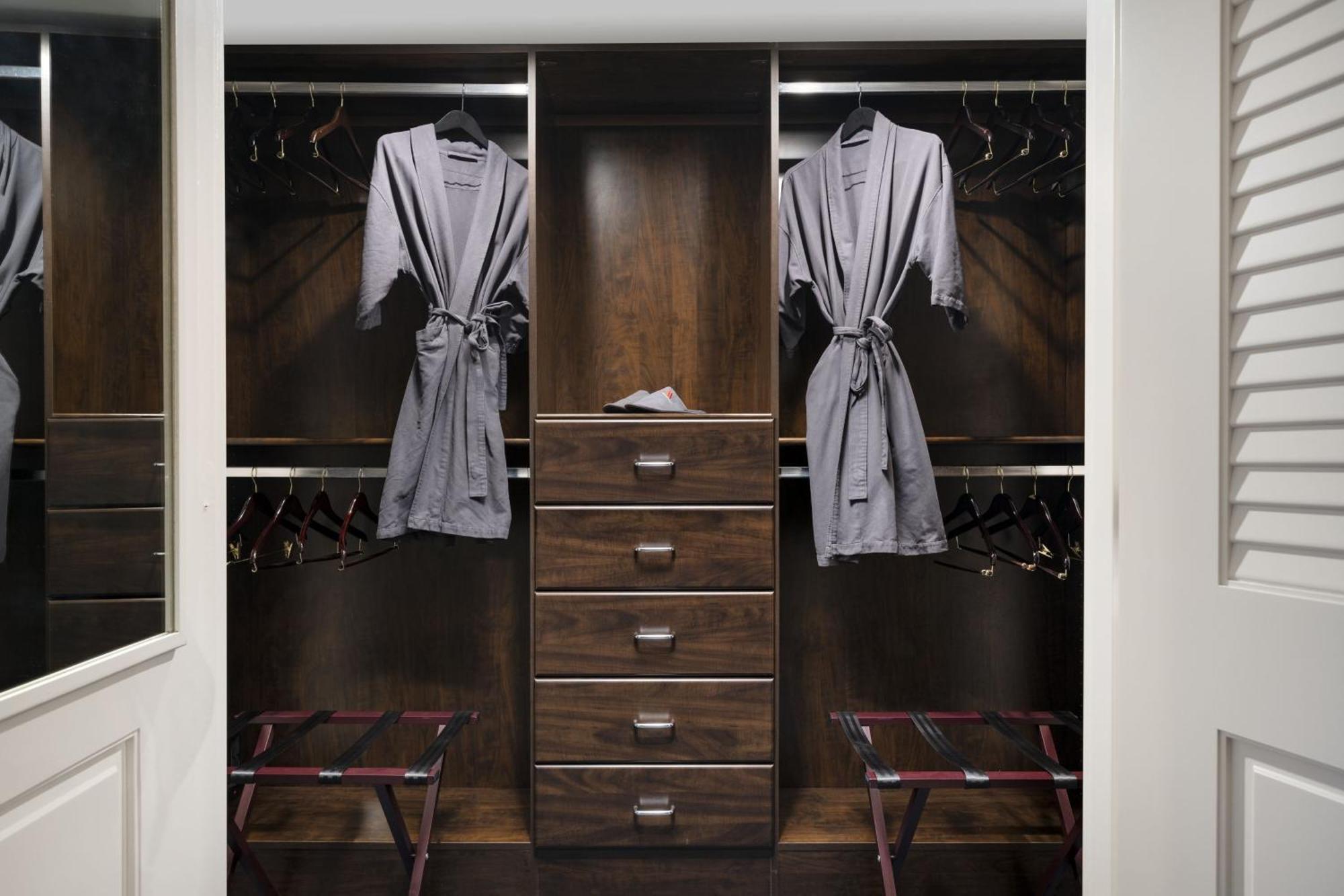 One-Bedroom Admiral King Suite