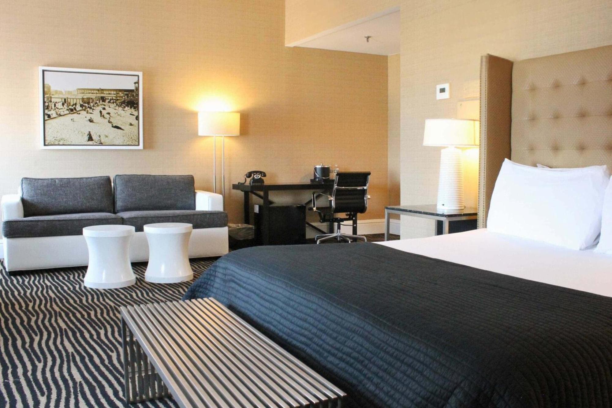 Deluxe King Room Partial Ocean View