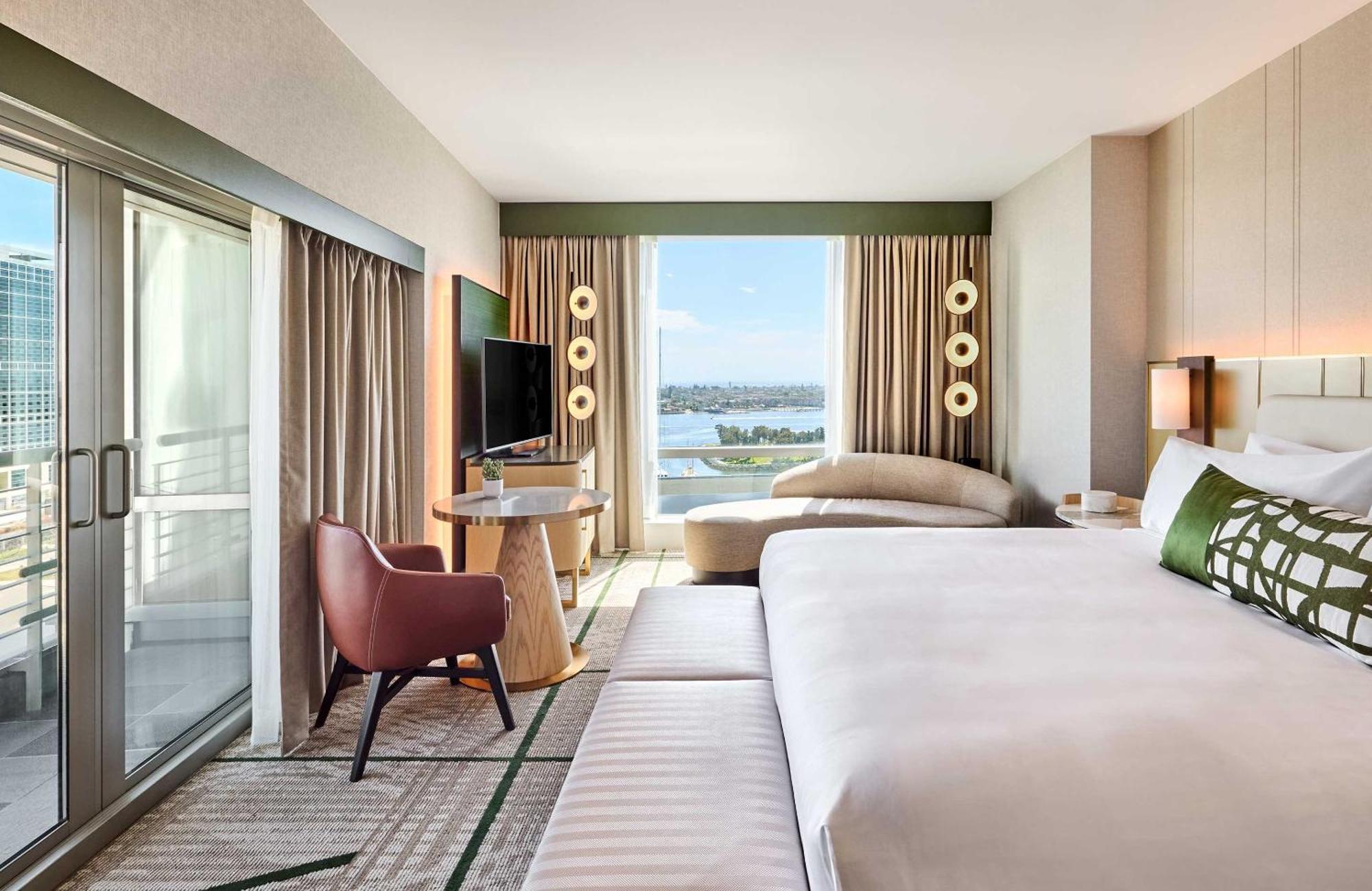 Premier Corner Room 1 King Balcony Bay View