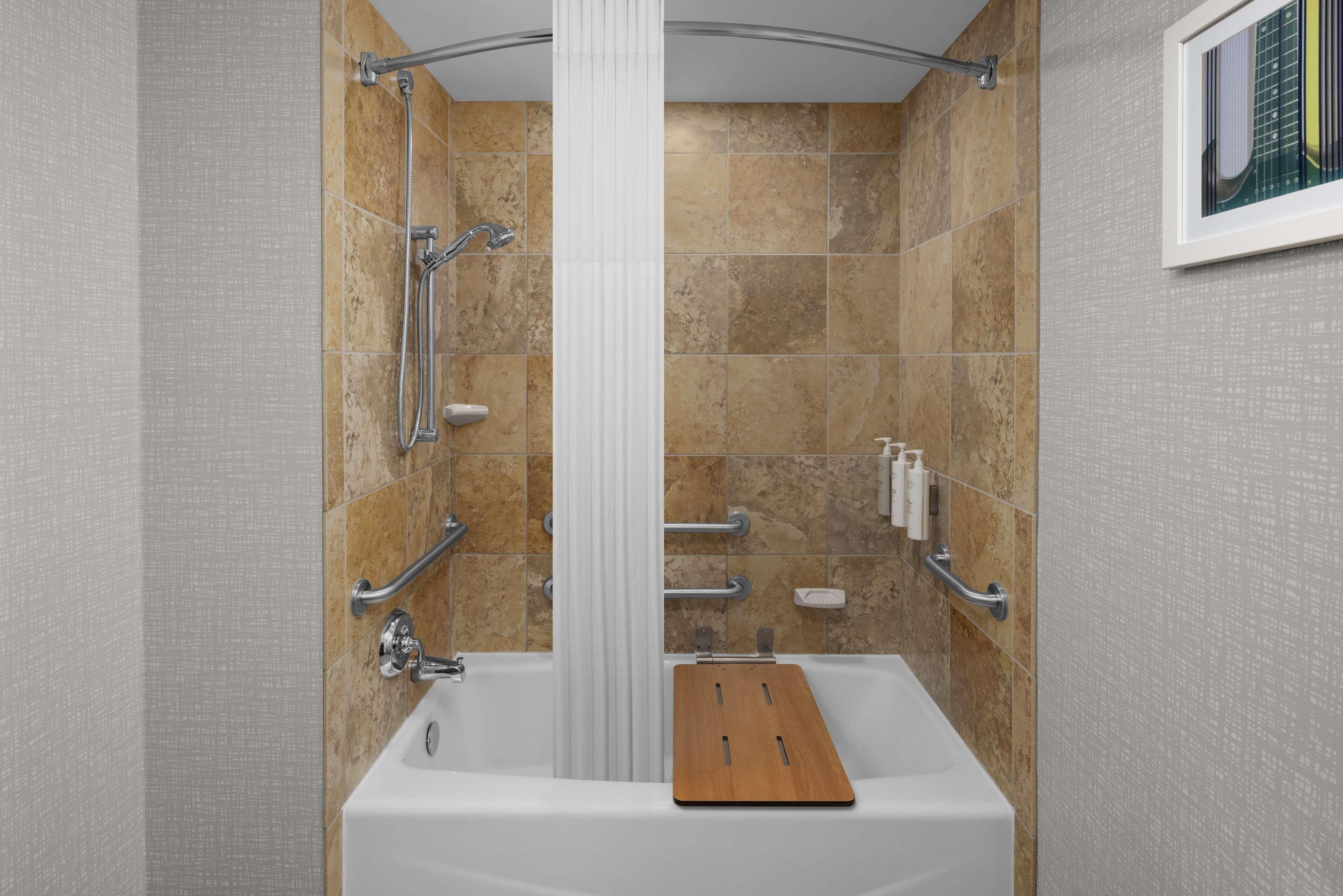 King Room Accessible Tub Mobility Hearing Access or Non-Smoking,1708243310:JPEG