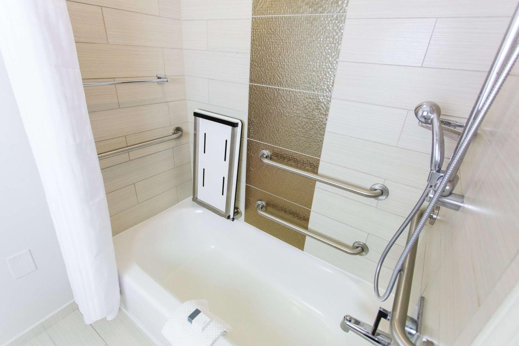 King Room Accessible Tub Mobility Hearing Access or Non-Smoking,1551486853:JPEG
