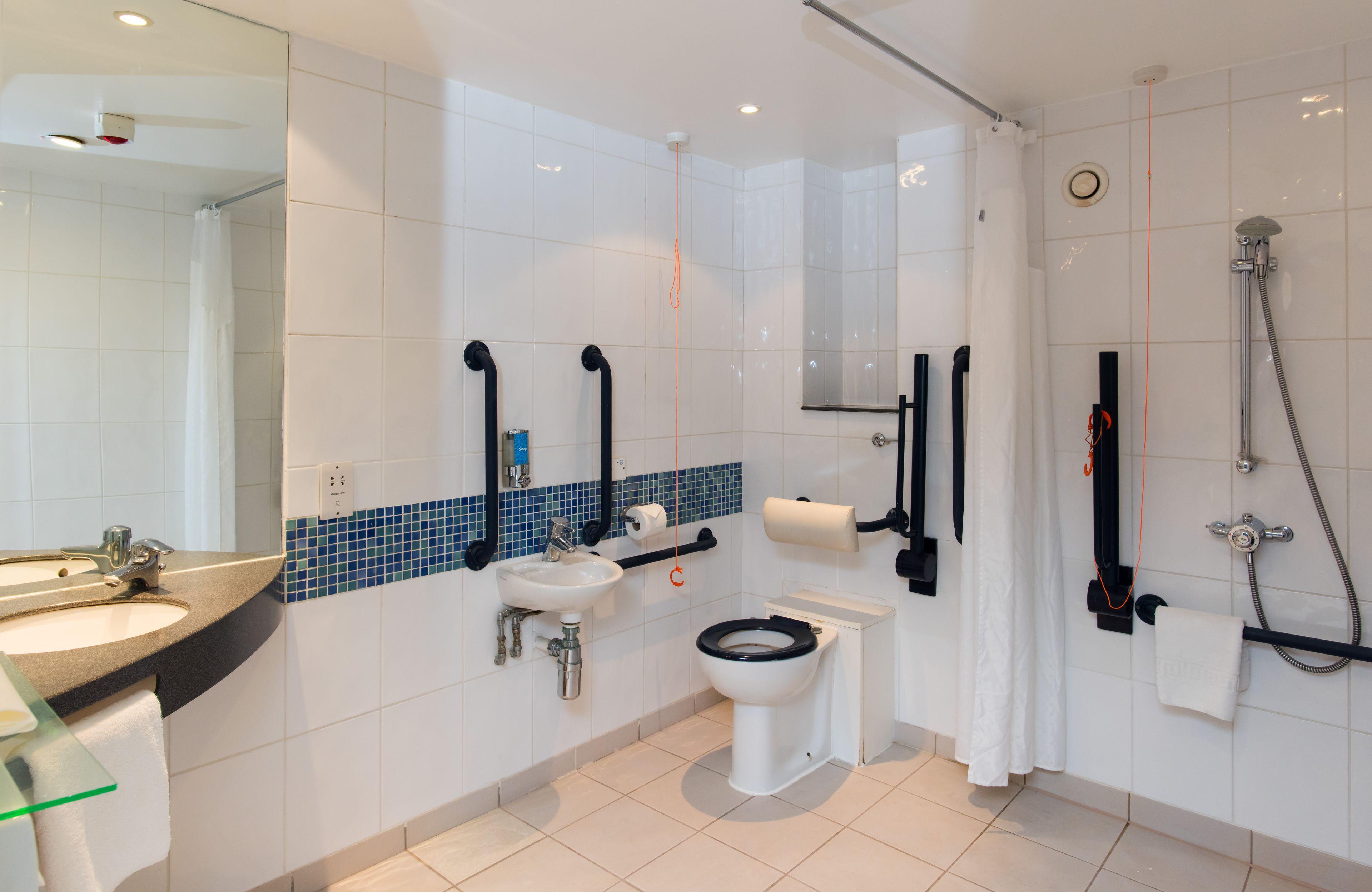 Standard Twin Room with Free Hot Breakfast - Accessible