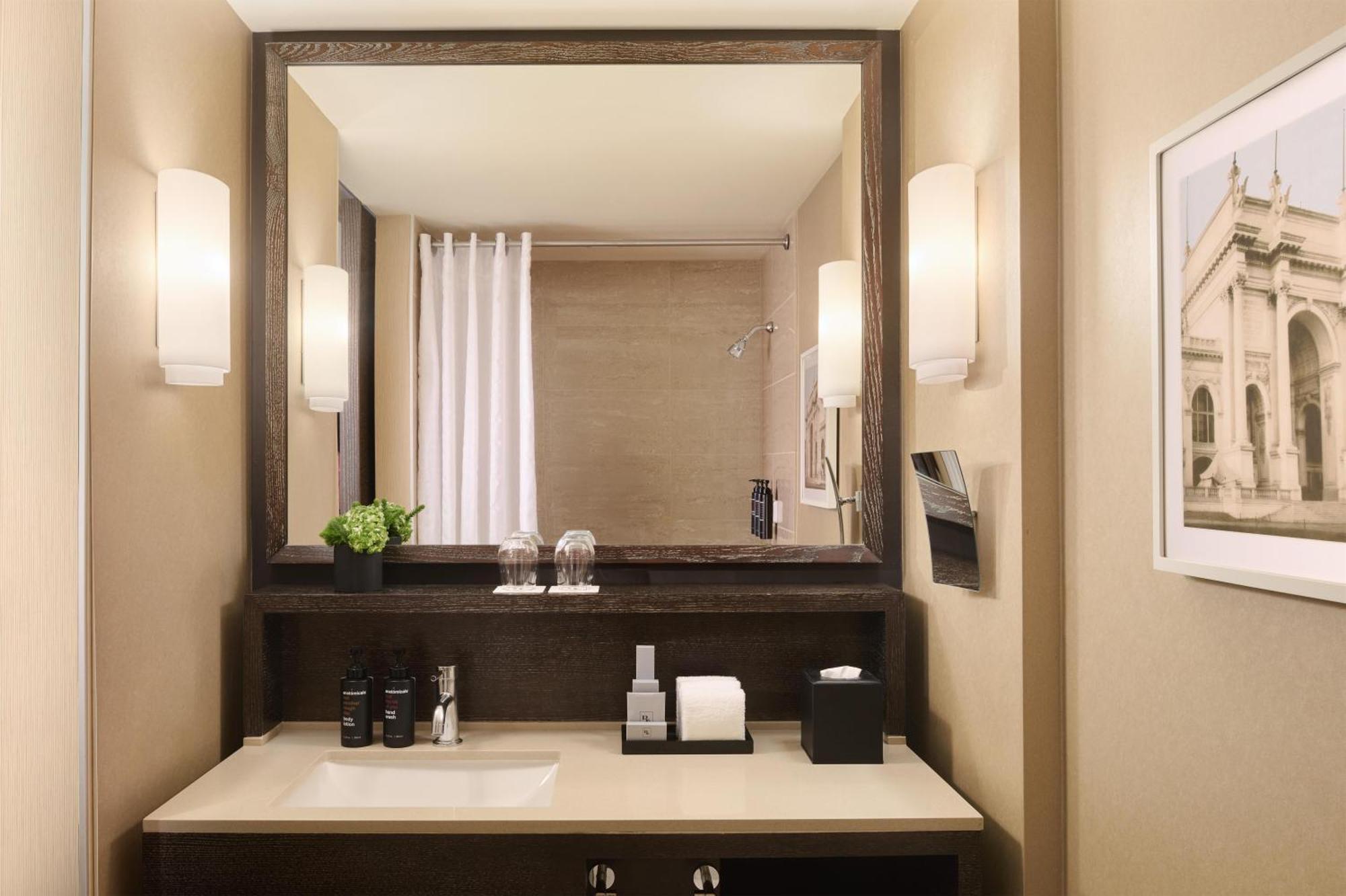 Deluxe King Room City View