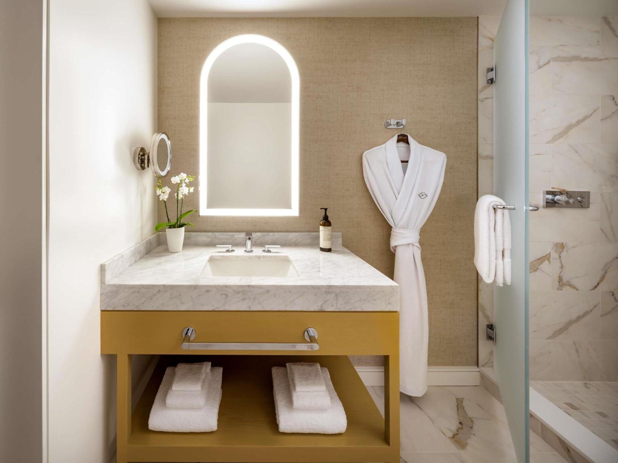 Fairmont King Room with City View - Hearing Access