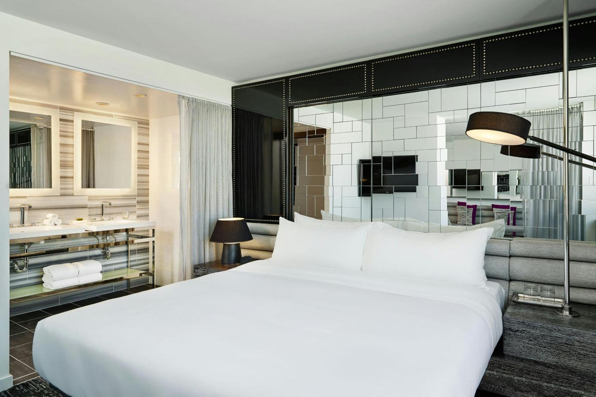 One-Bedroom King Suite Lake View Roll Shower Mobility or Hearing Accessible