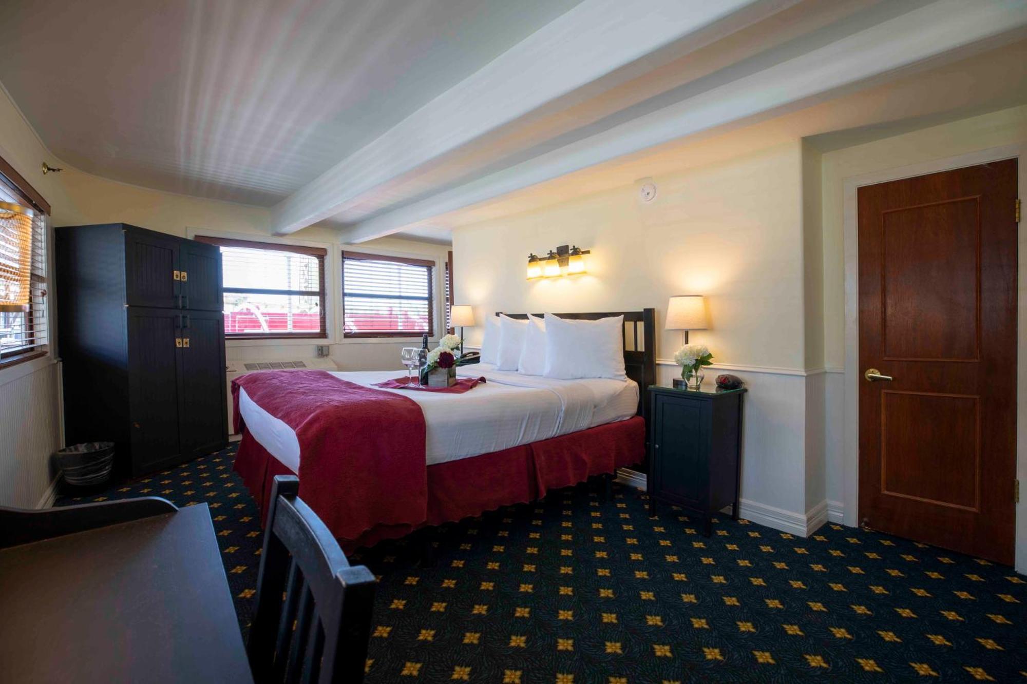 Deluxe Queen Room City View Disability Access