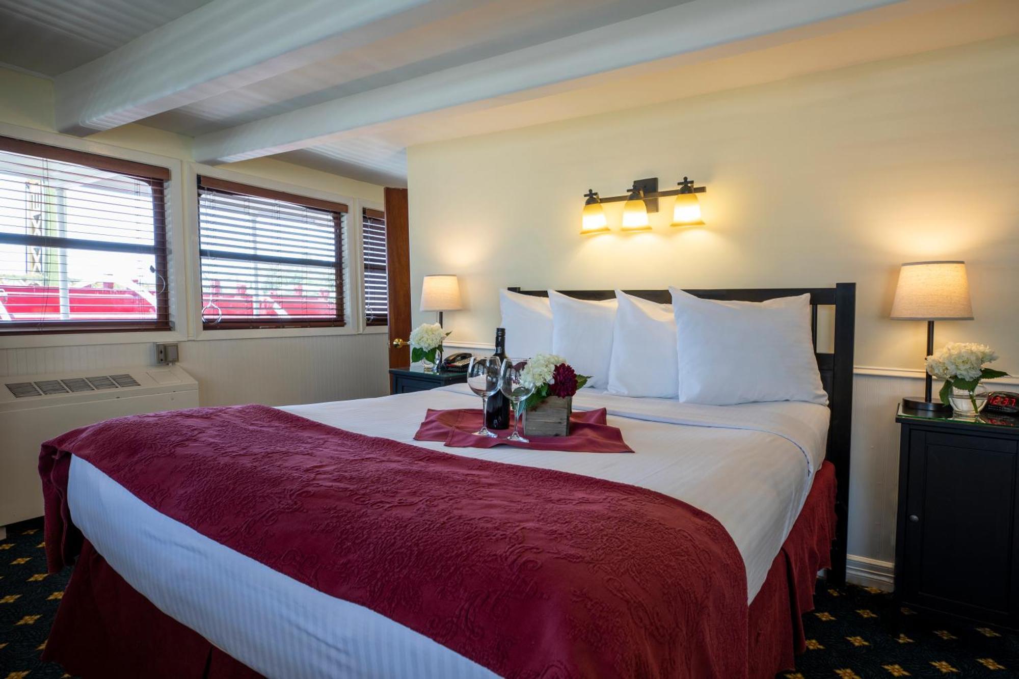 Deluxe Queen Room City View Disability Access