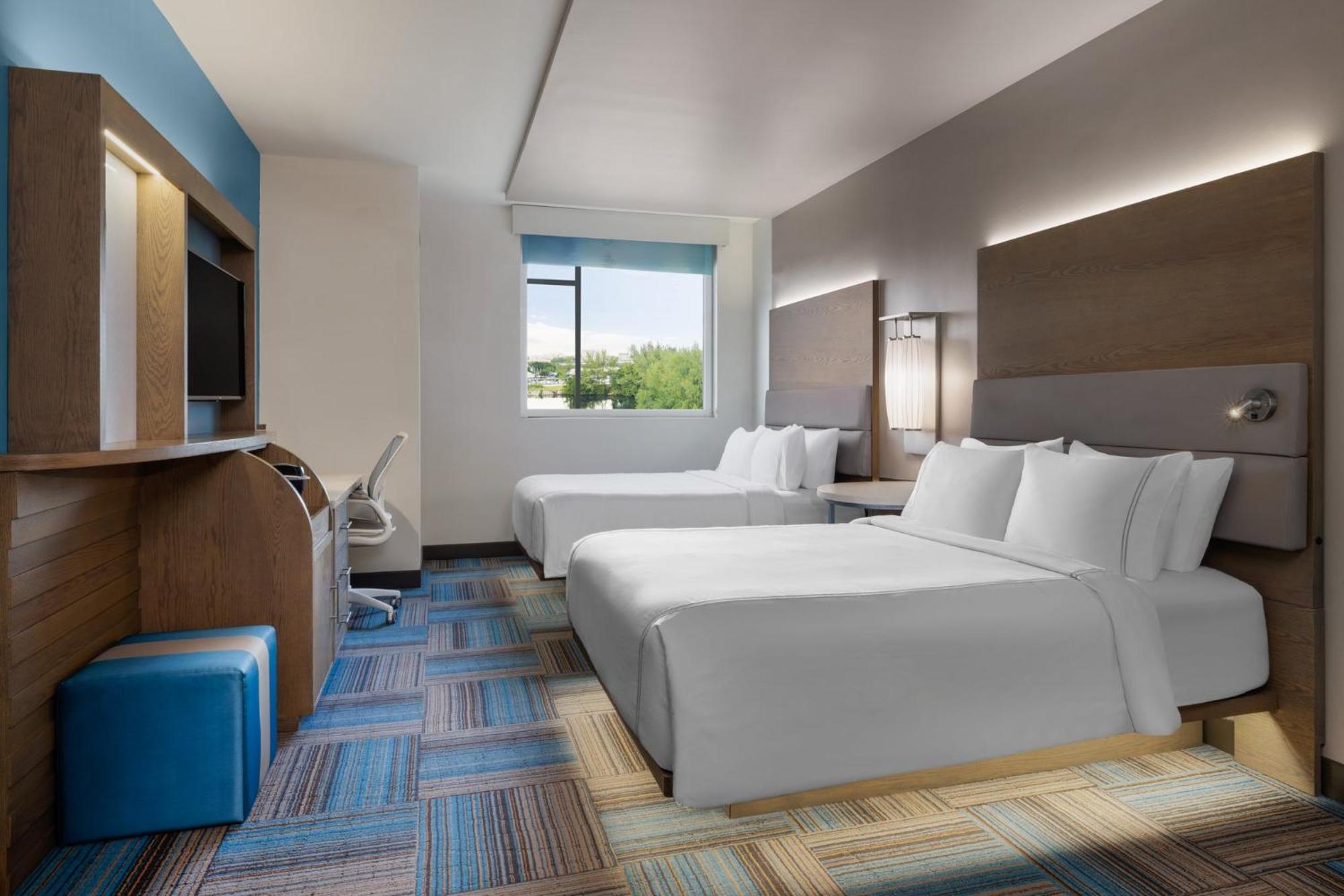 Premium Queen Room with Two Queen Beds and Lake View