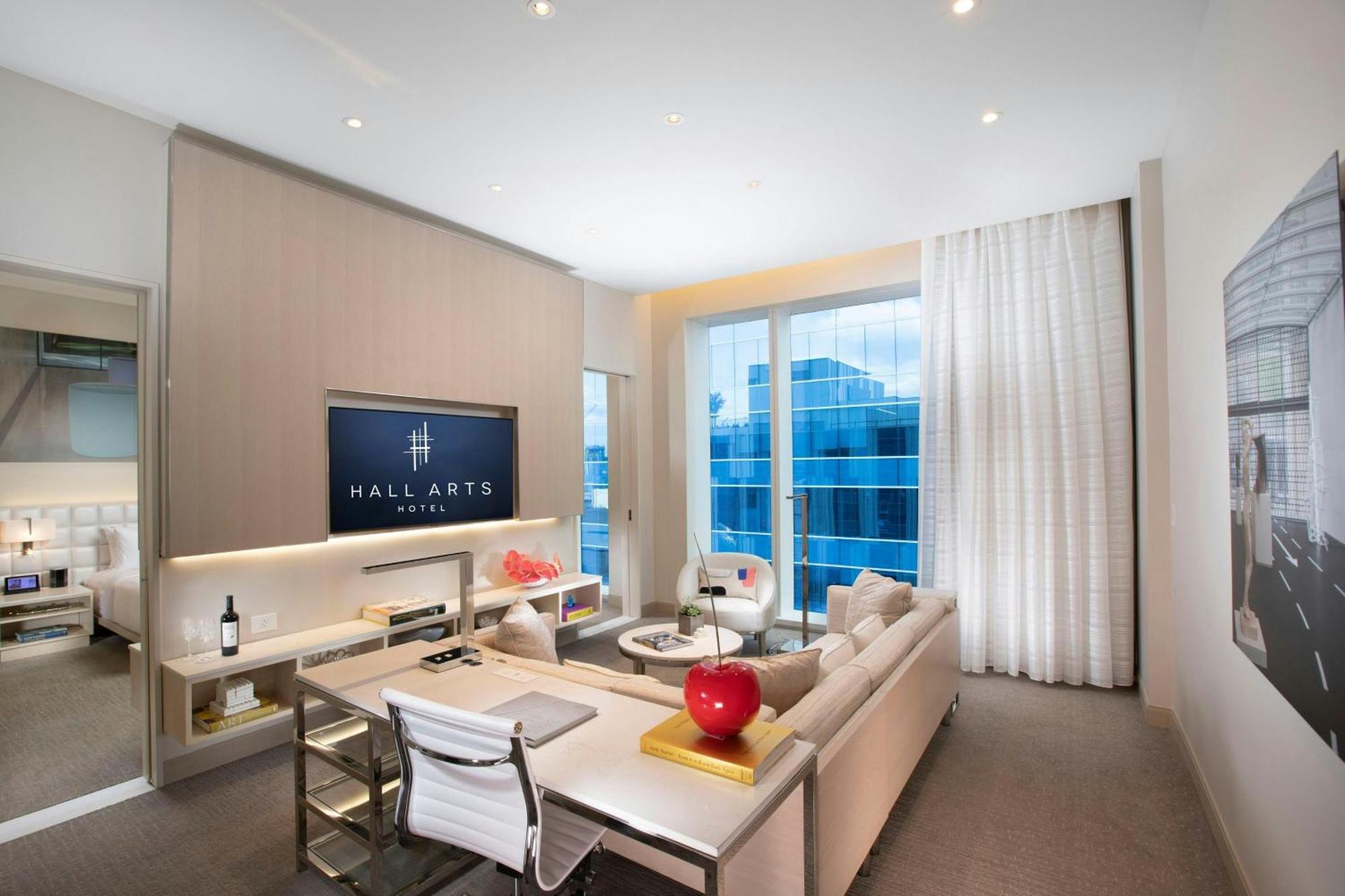 One-Bedroom Arts Suite King Bed City View