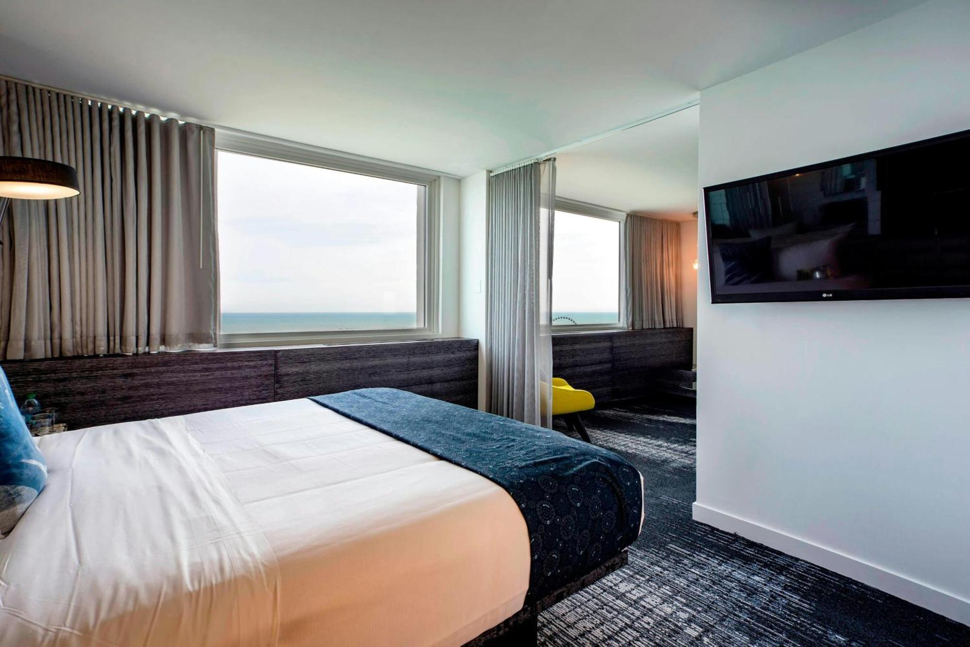 One-Bedroom King Suite Lake View Roll Shower Mobility or Hearing Accessible