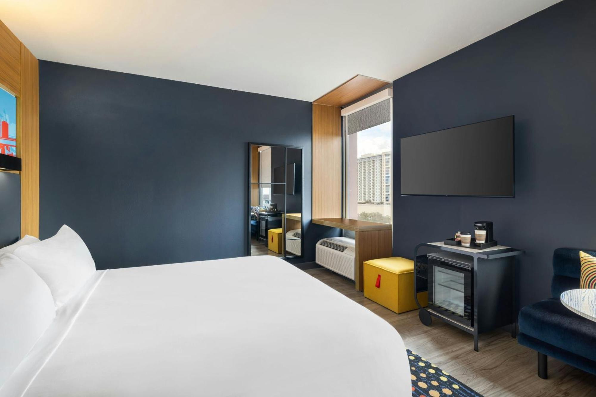 Aloft Guest room 1 King