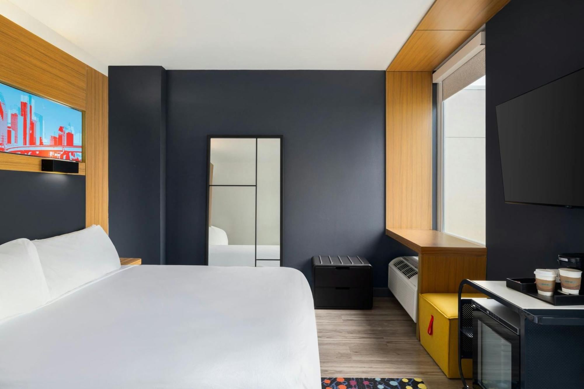 Aloft Guest room 1 King