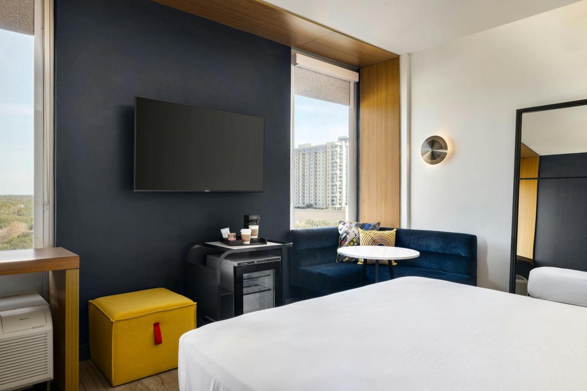 Aloft Guest room 1 King High floor