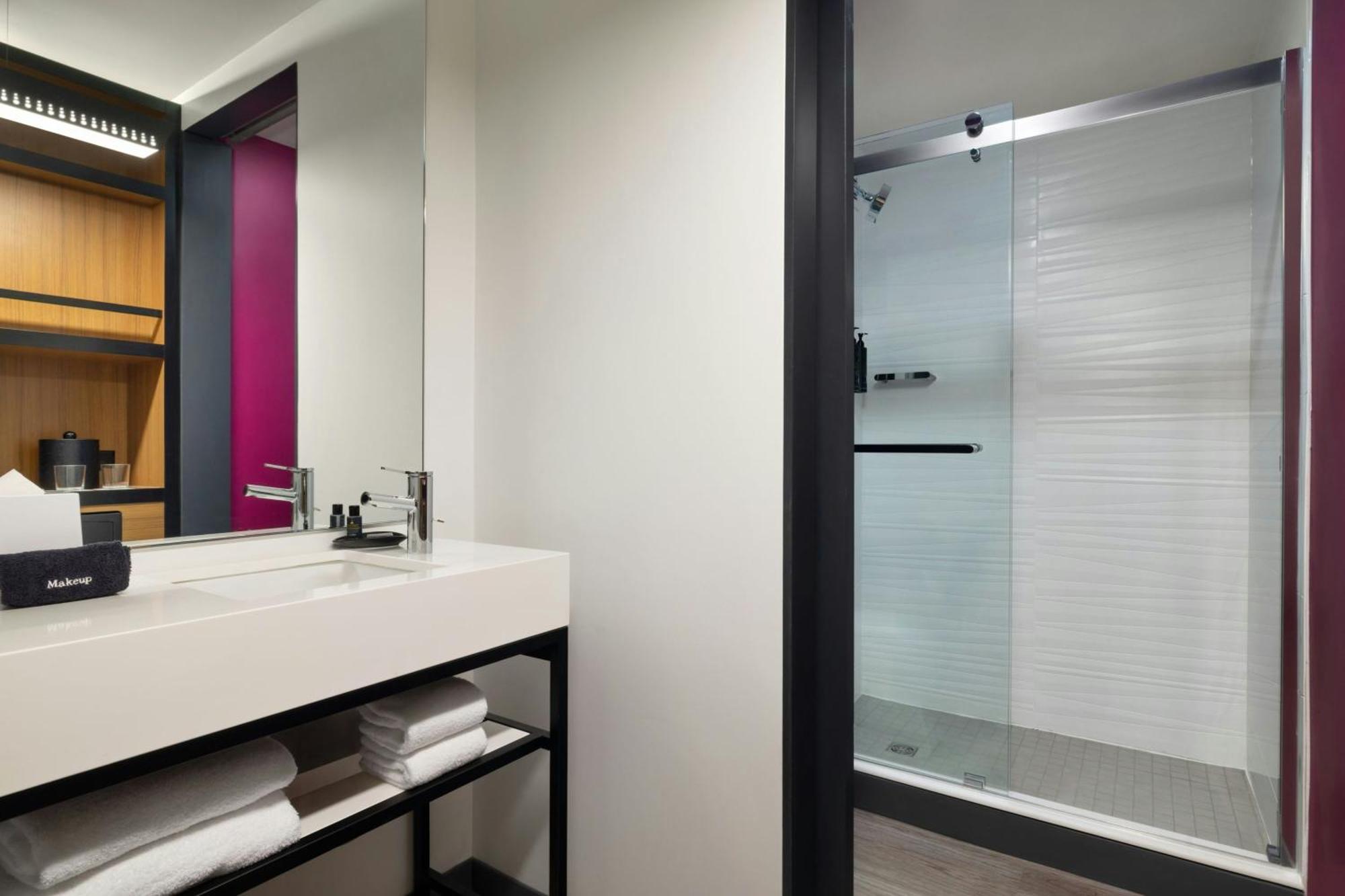 Aloft Guest room 2 Queen