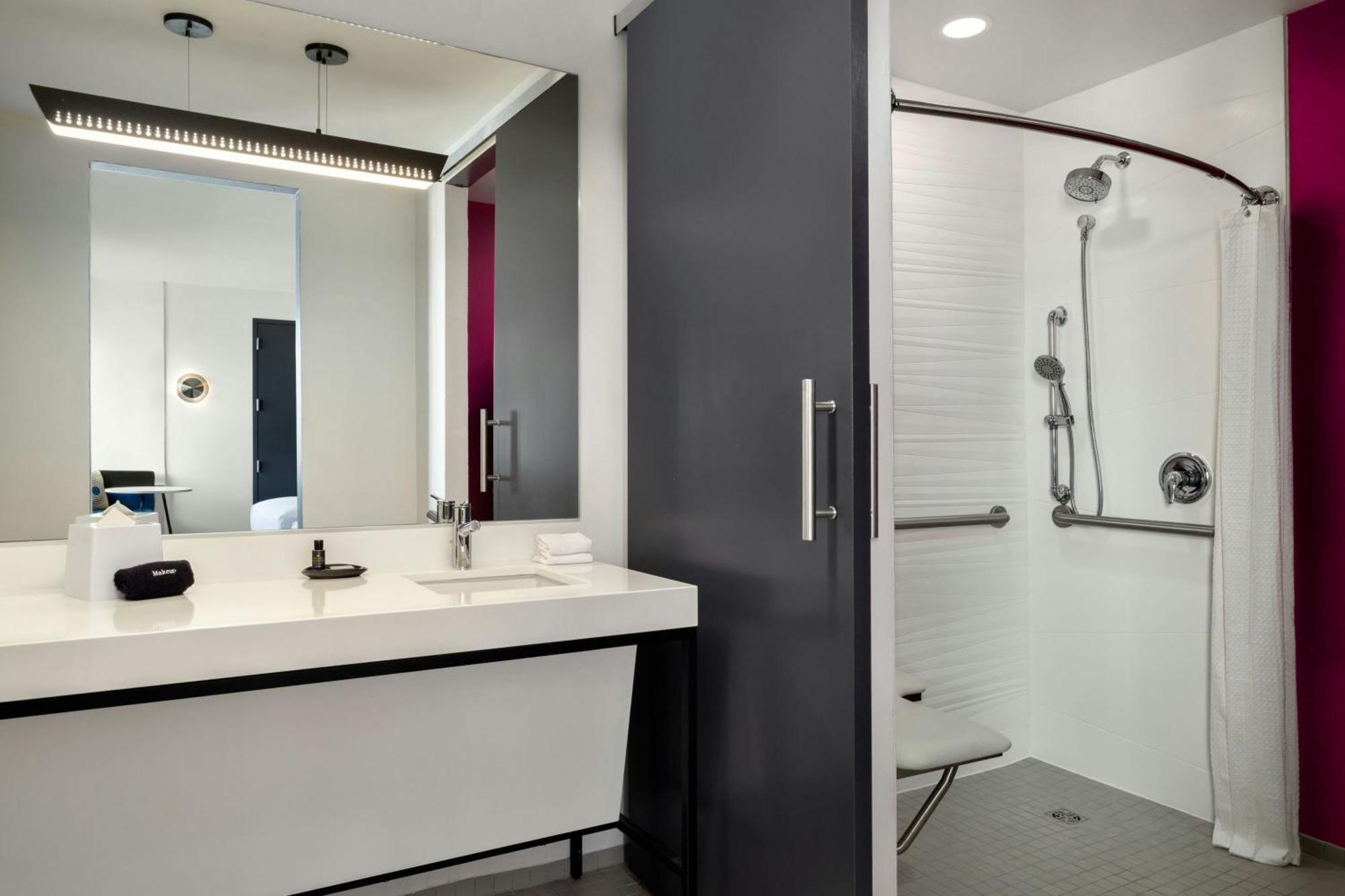 Aloft Guest room 1 King