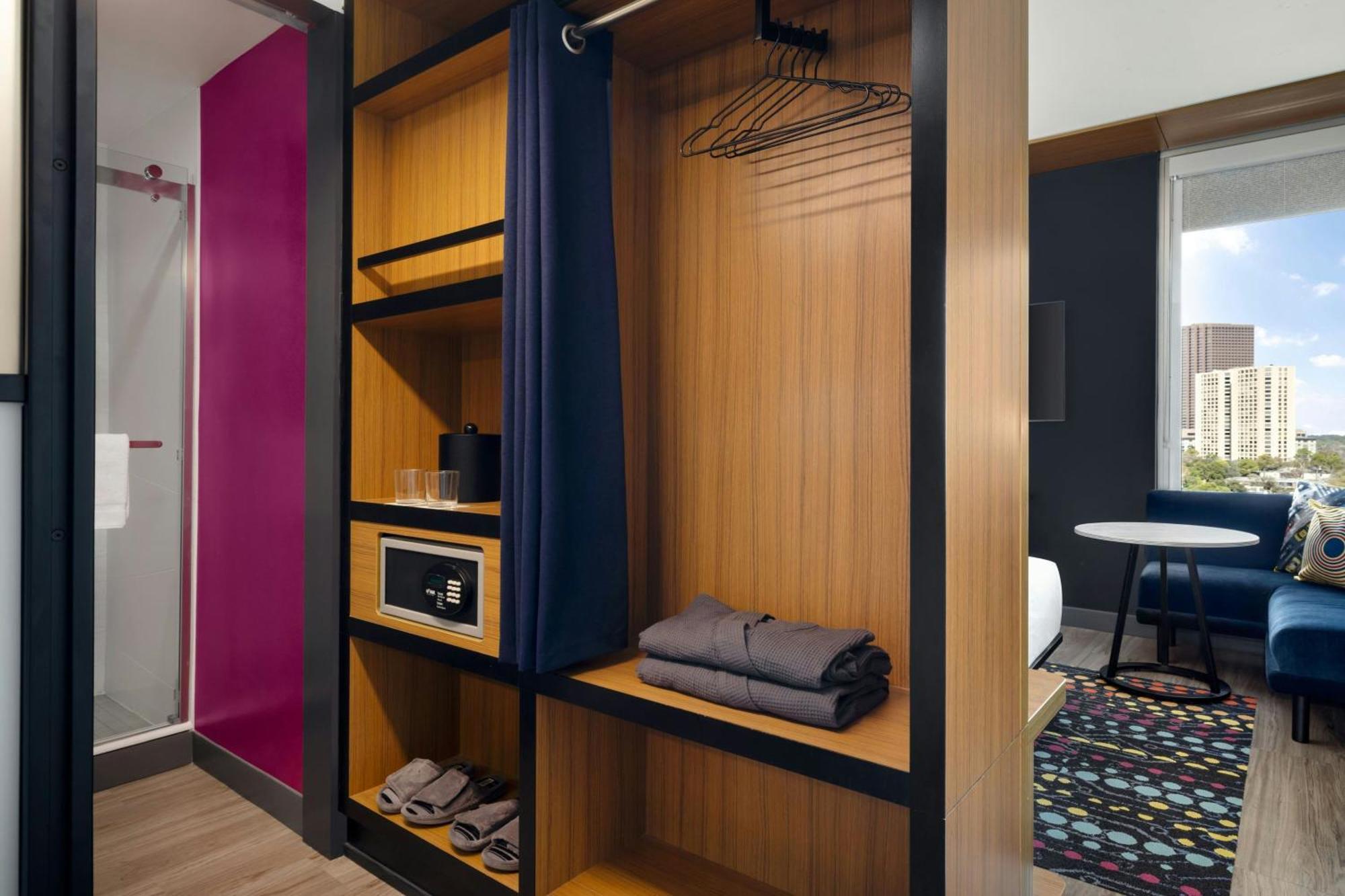 Aloft Guest room 1 King High floor
