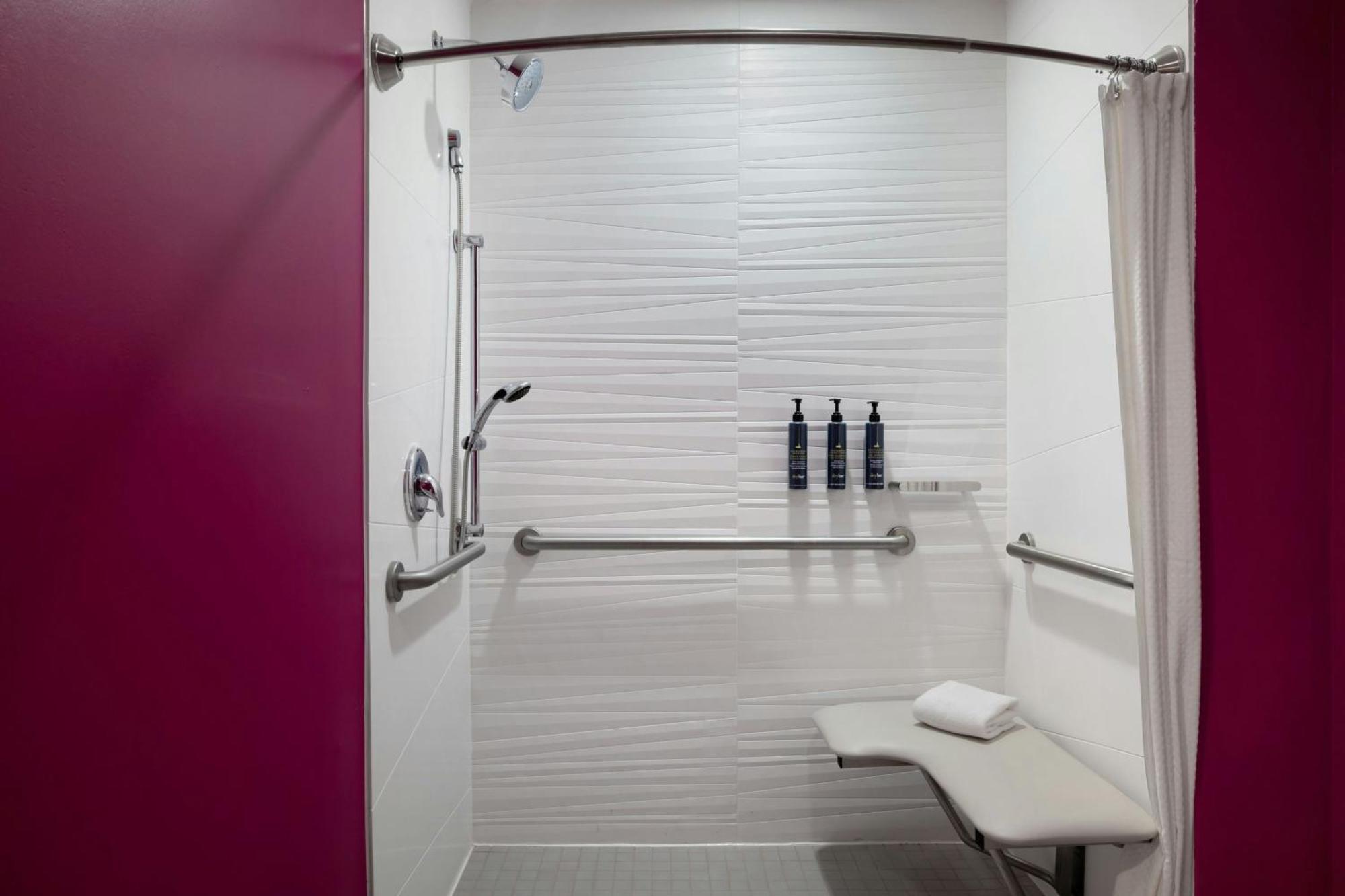 Aloft Guest room 1 King