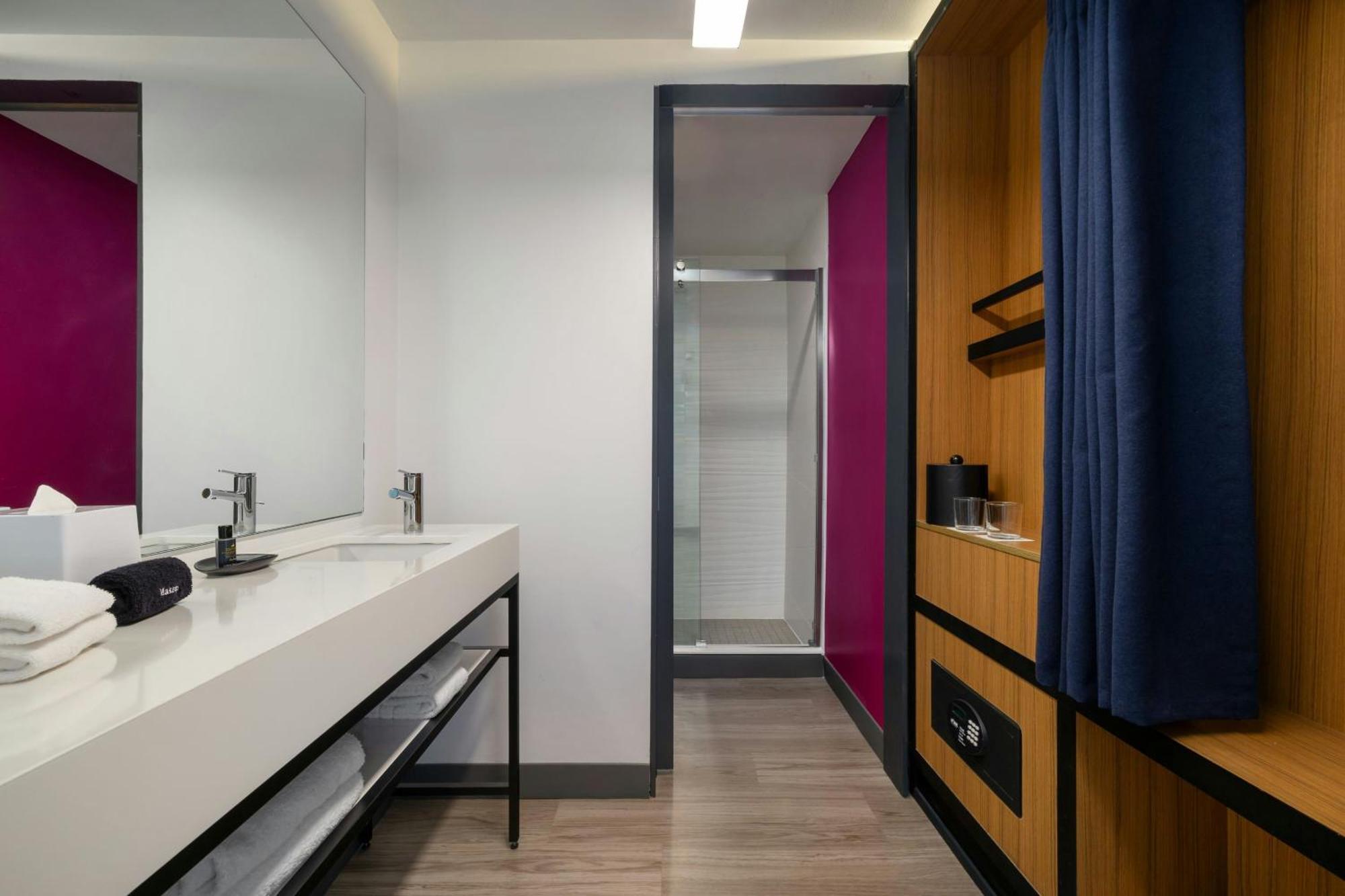 Aloft Guest room 1 King
