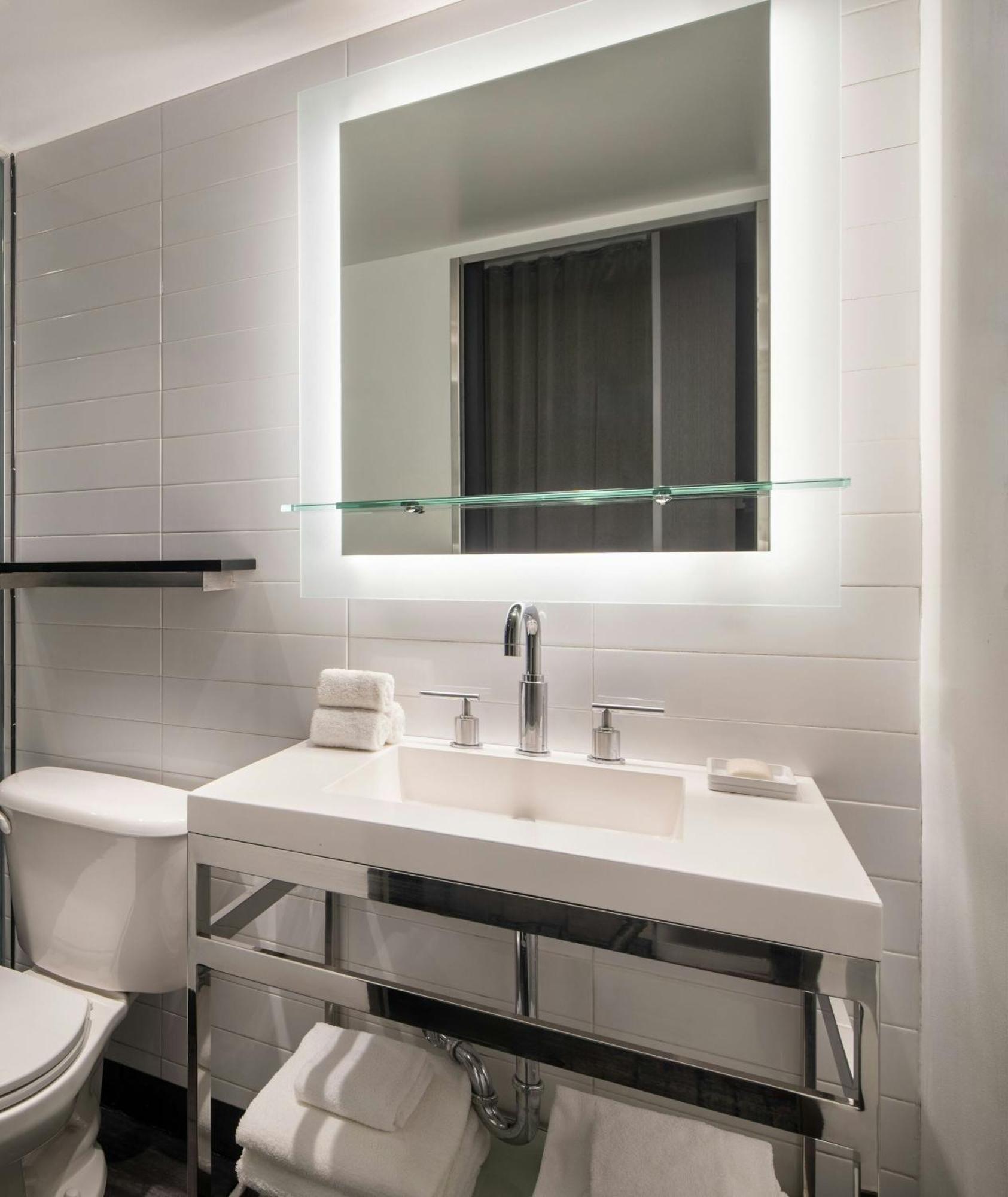 King Room City View Roll Shower Mobility Hearing Accessible