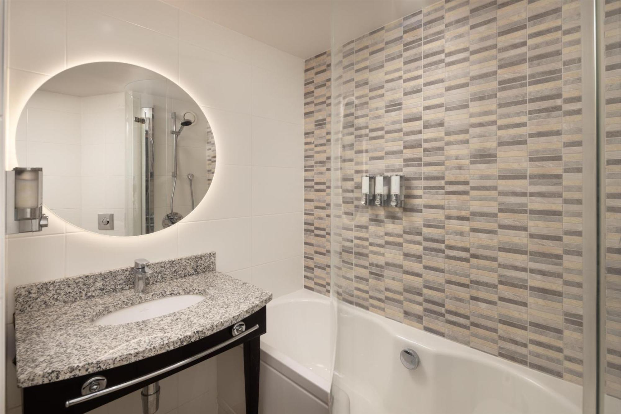 Queen Room with Bath Tub