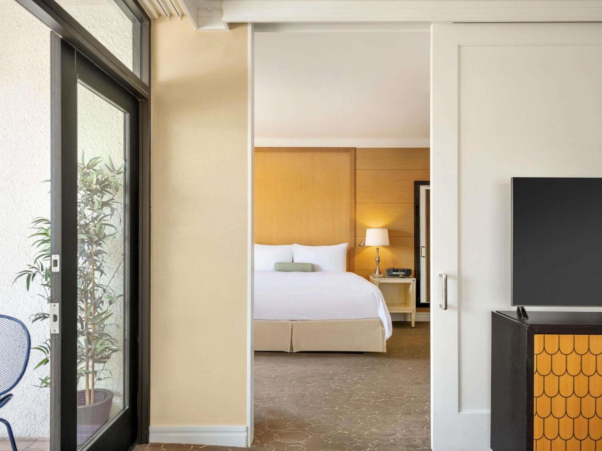 Beverly Suite 1 king-size bed Beverly Blvd View