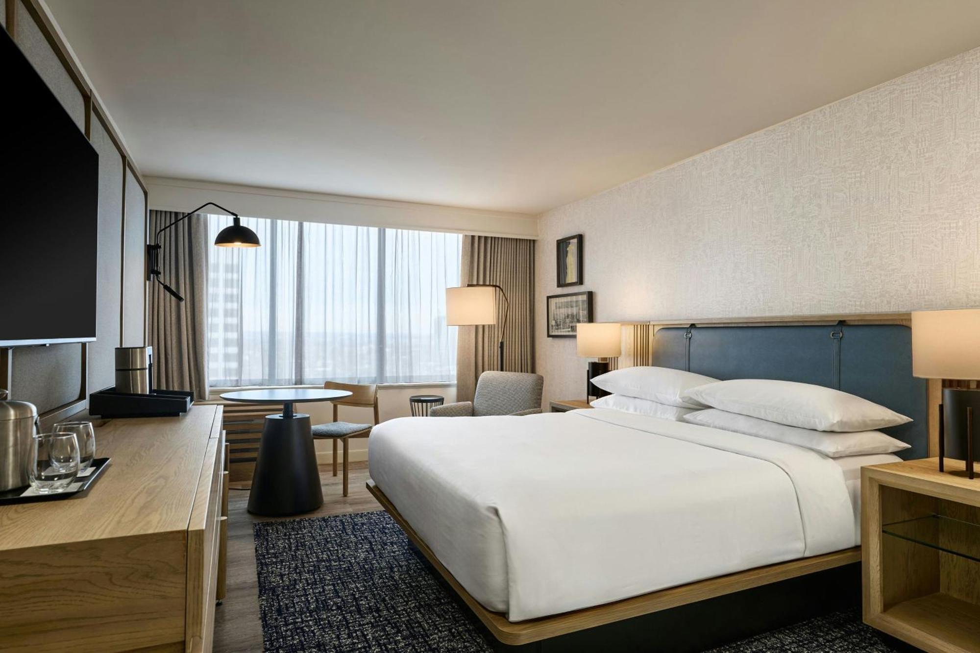 Deluxe King Room Club Access