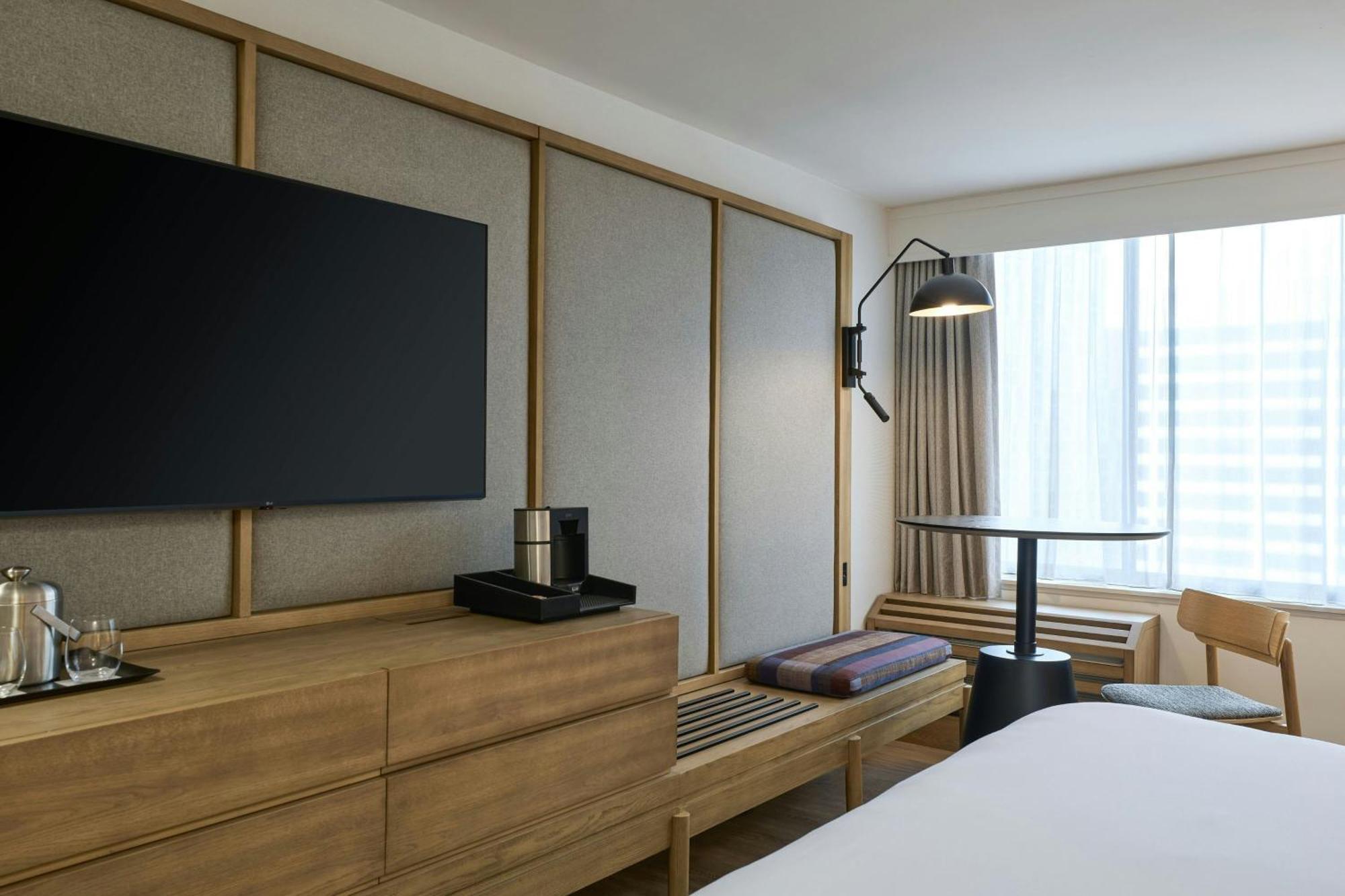 Deluxe King Room Club Access