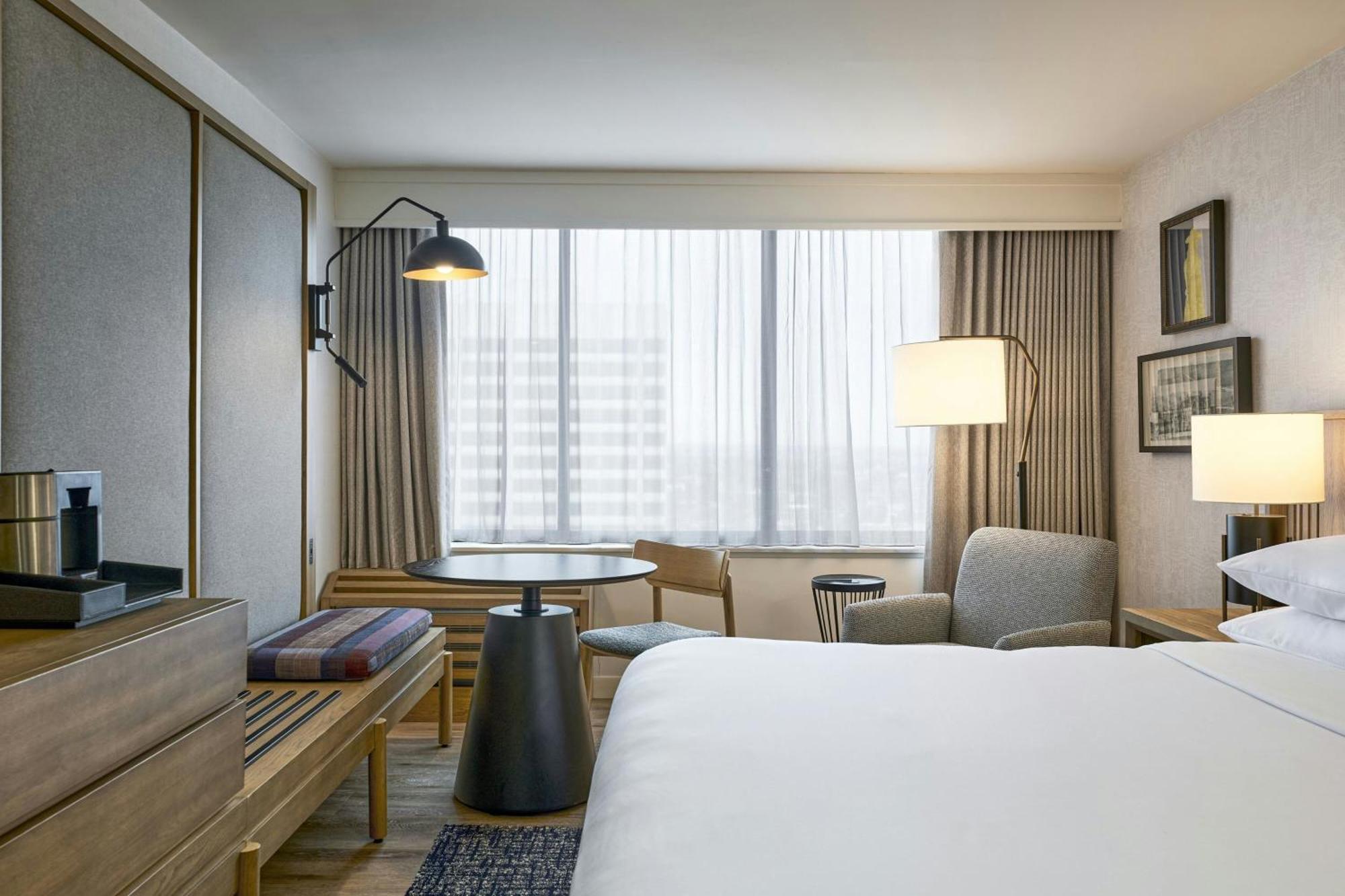 Deluxe King Room Club Access