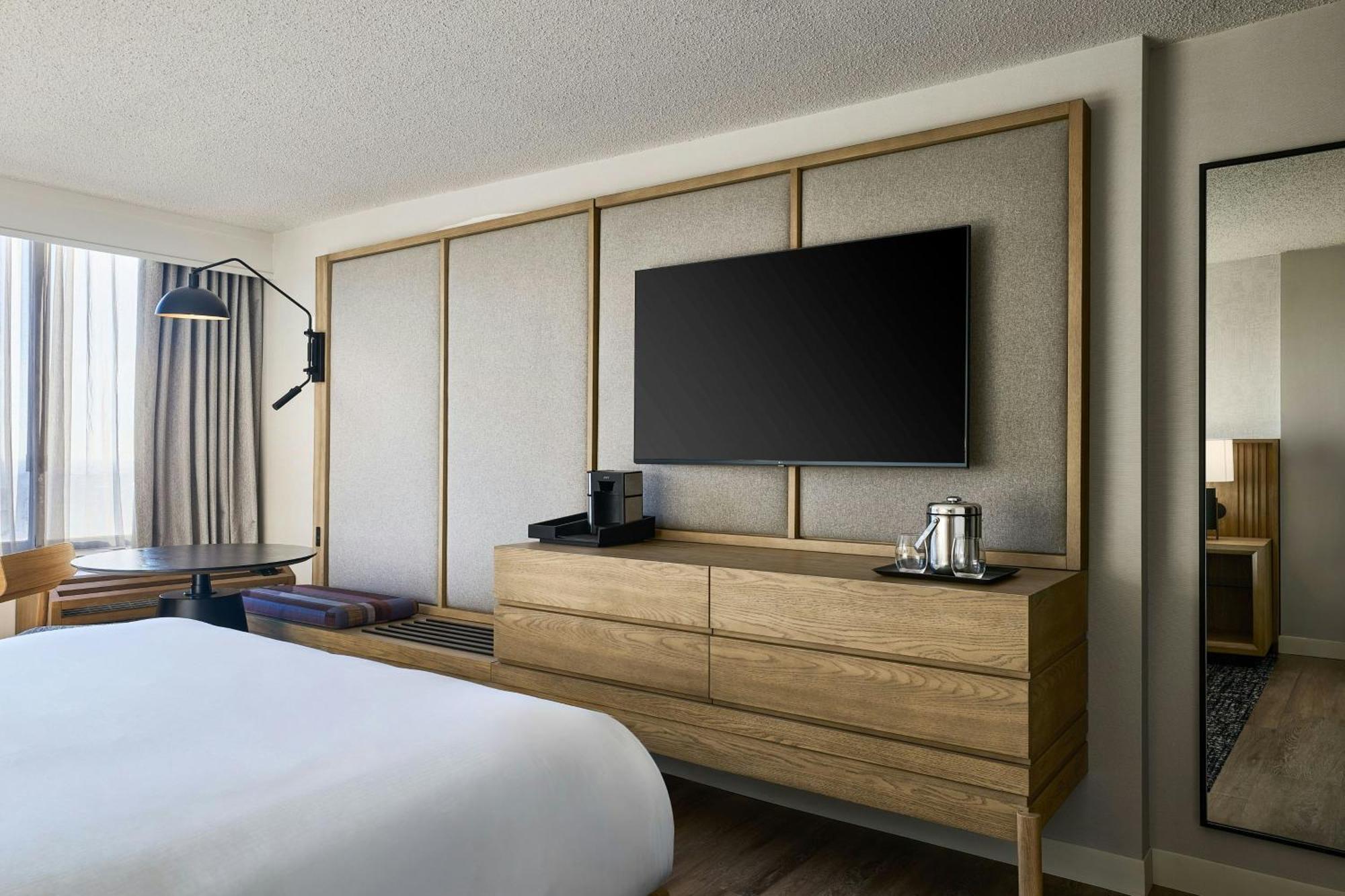 Deluxe King Room Club Access