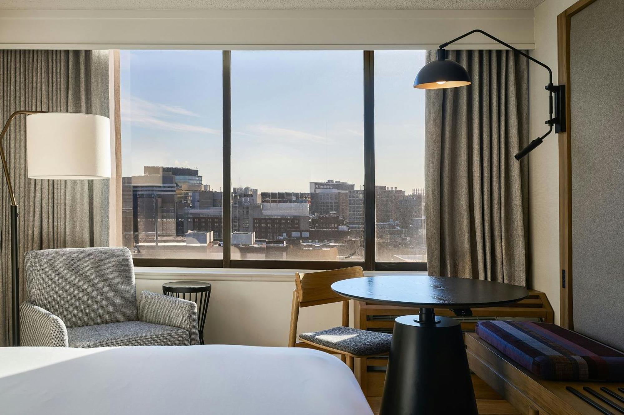 Deluxe King Room Club Access