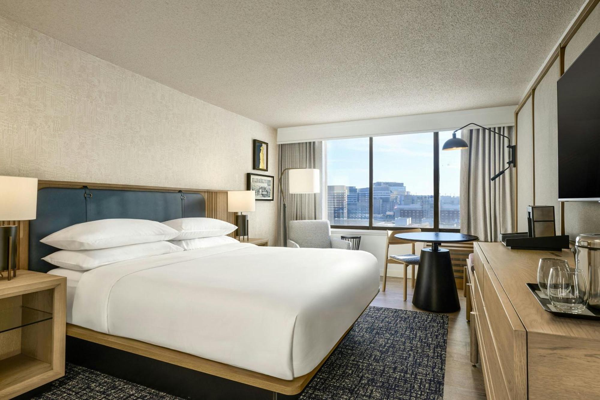 Deluxe King Room Club Access