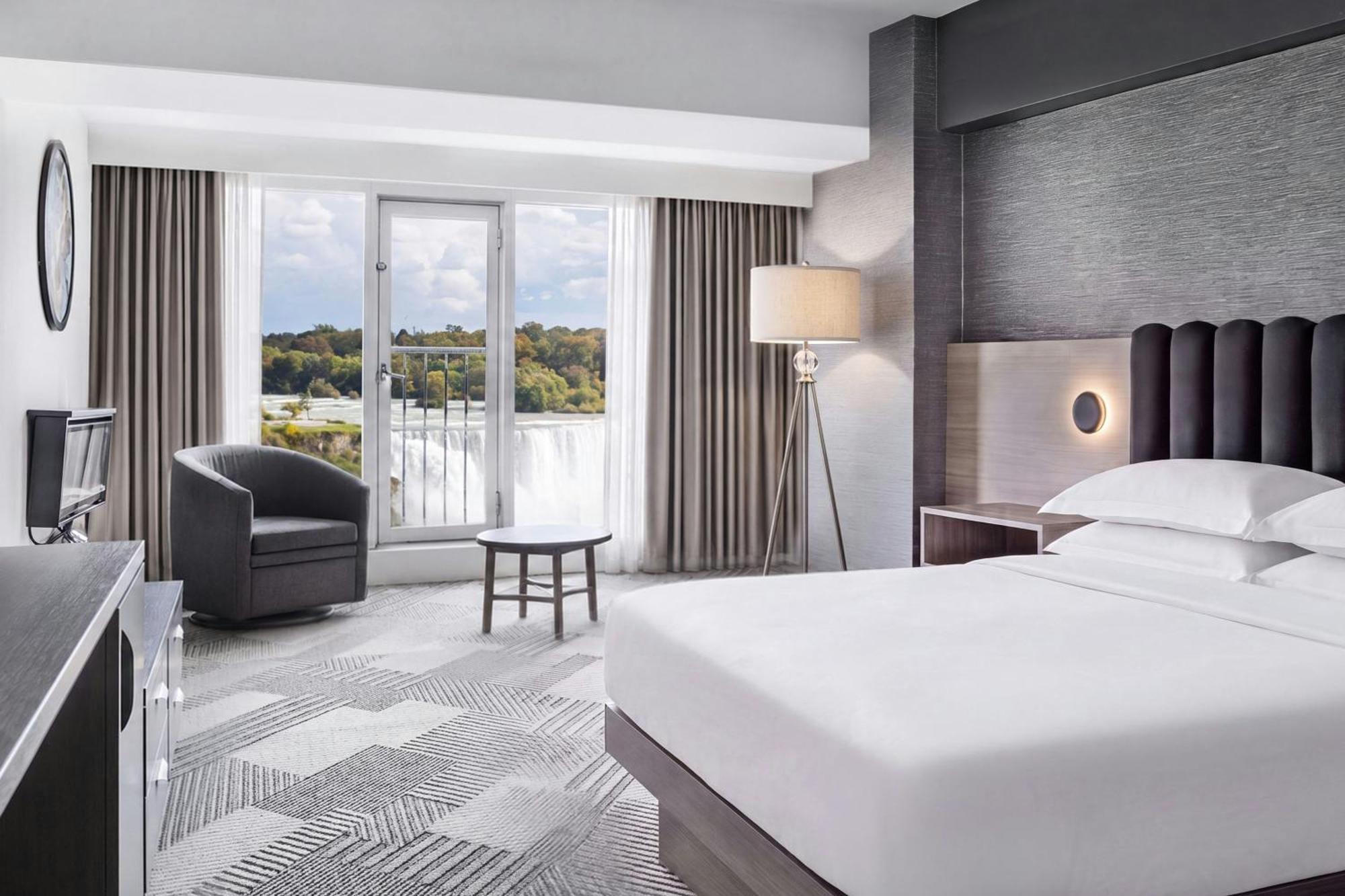 Deluxe Fallsview King Guest room 1 King Fallsview view