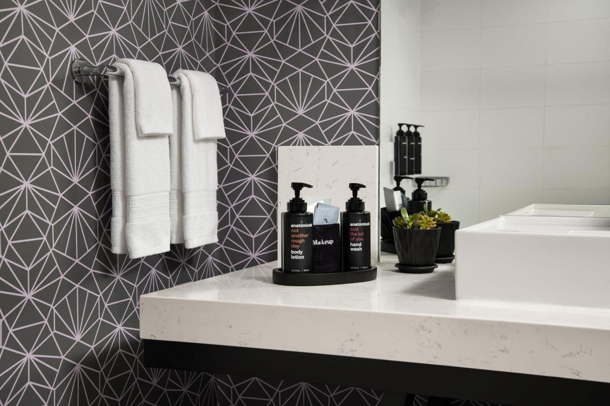 Executive Two Queen Beds Studio City View Roll Shower