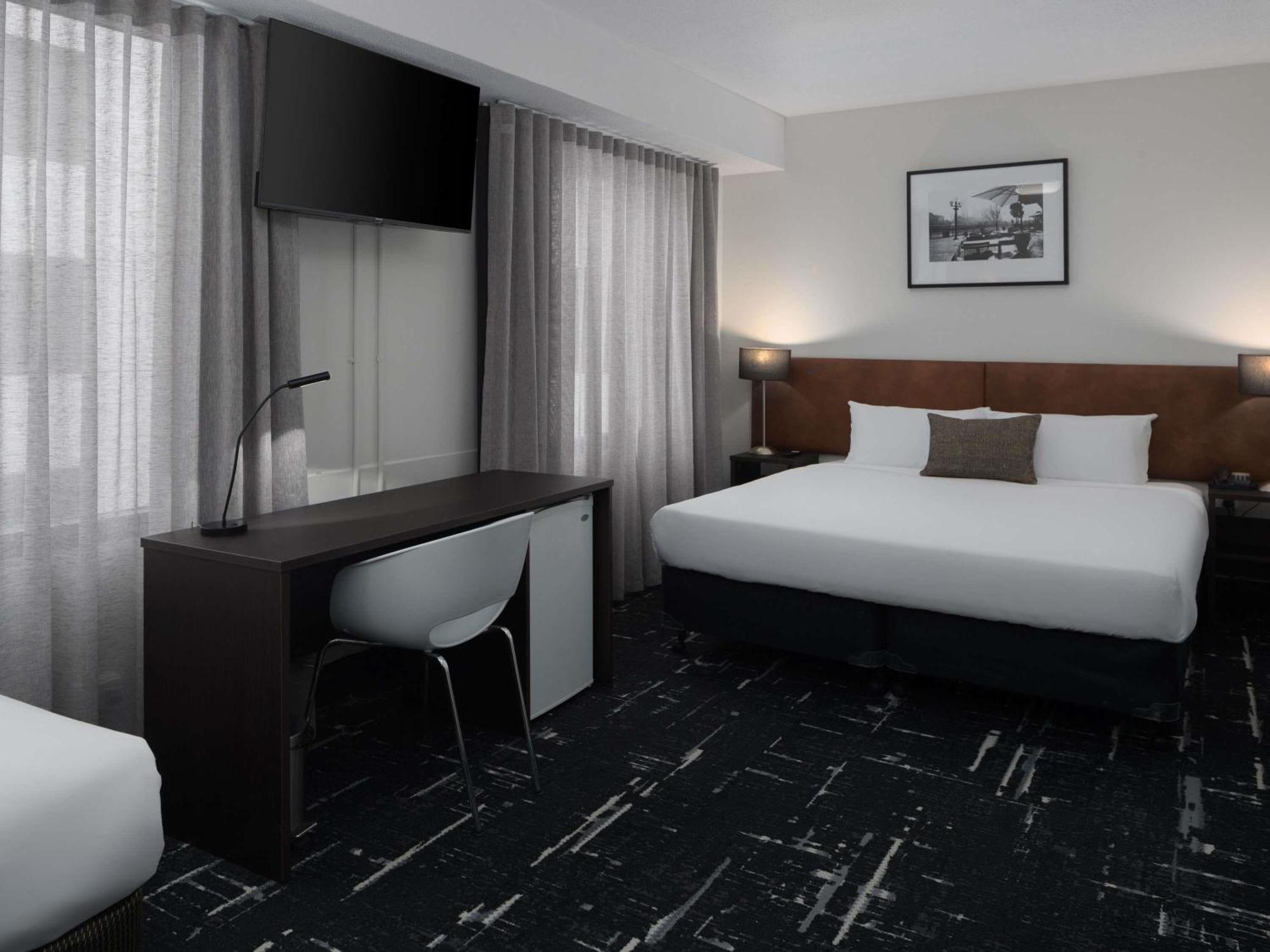Superior King Room - Accessible Bathroom