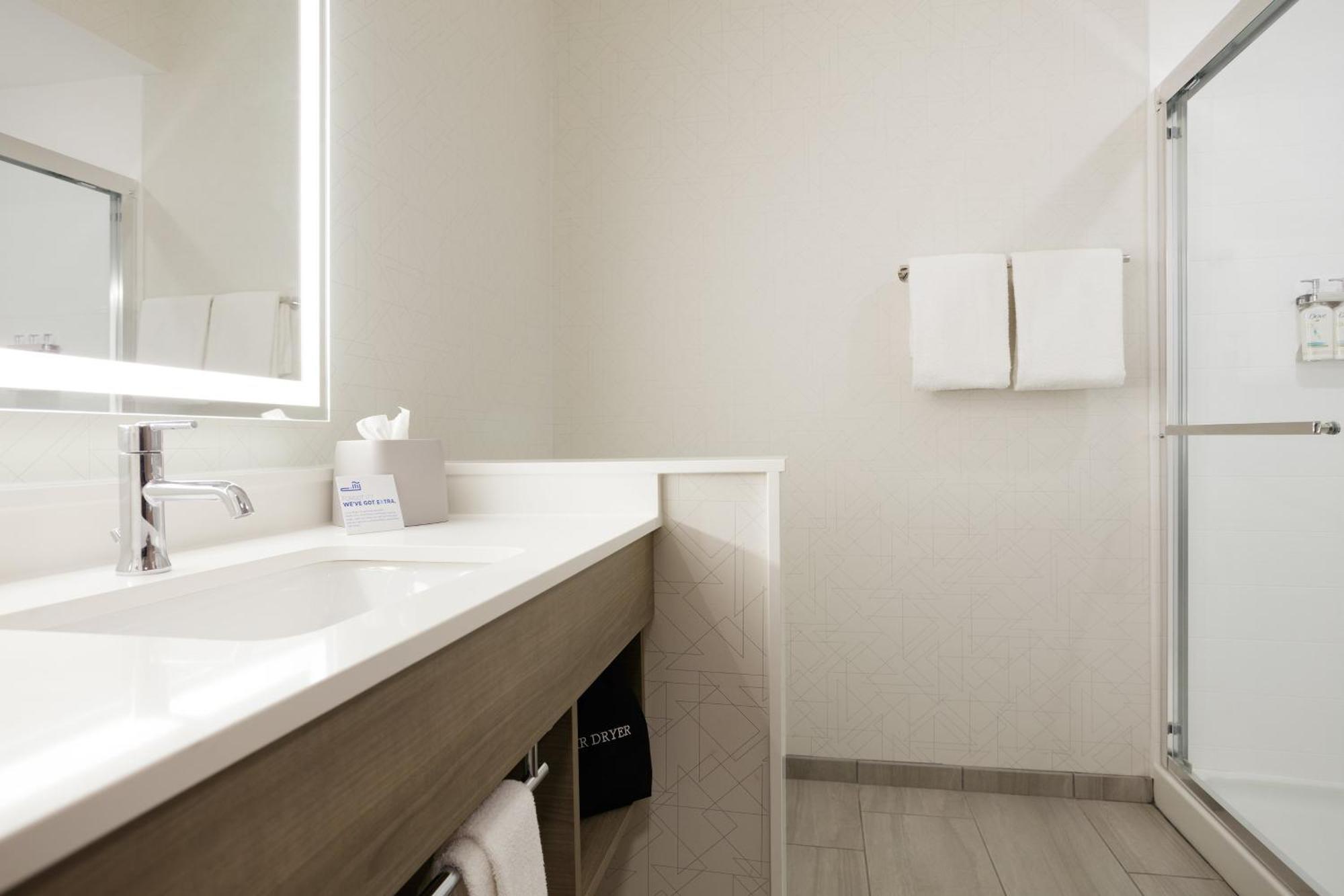 Deluxe King Room - Disability Access Roll in Shower/Non-Smoking