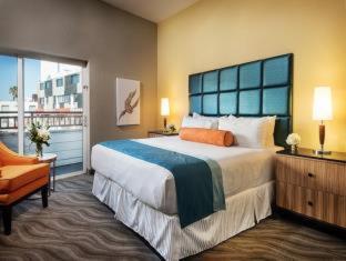 Deluxe King Room with Balcony,205222078:JPEG
