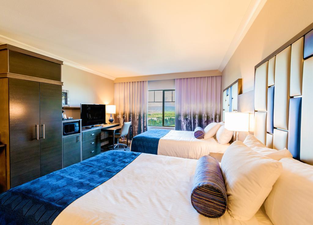 Queen Room with Two Queen Beds with Mountain View