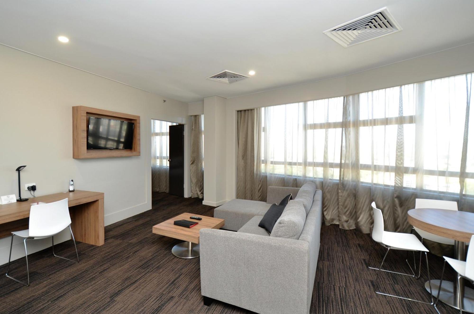 Executive Suite,707080624:JPEG