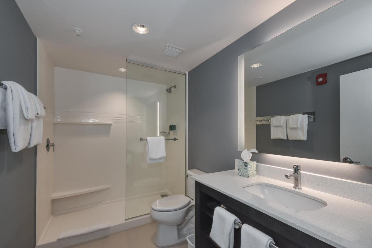 Queen Studio Balcony Partial Ocean View Hearing Accessible