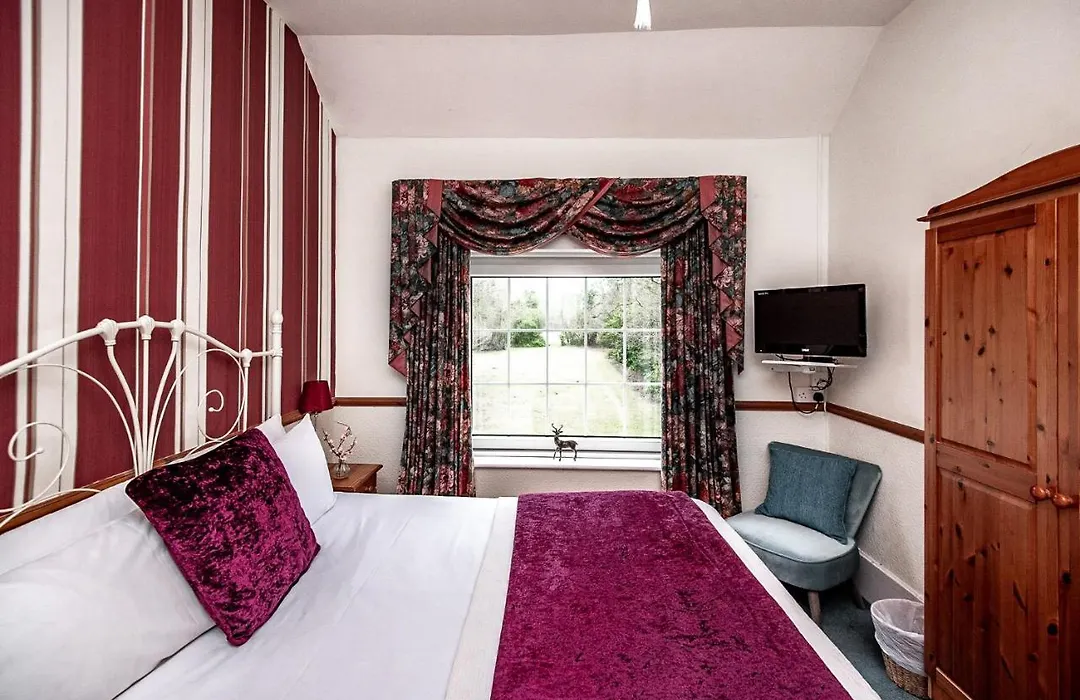 Trivelles Waterhall Country Gatwick Hotel & Airport Parking-1